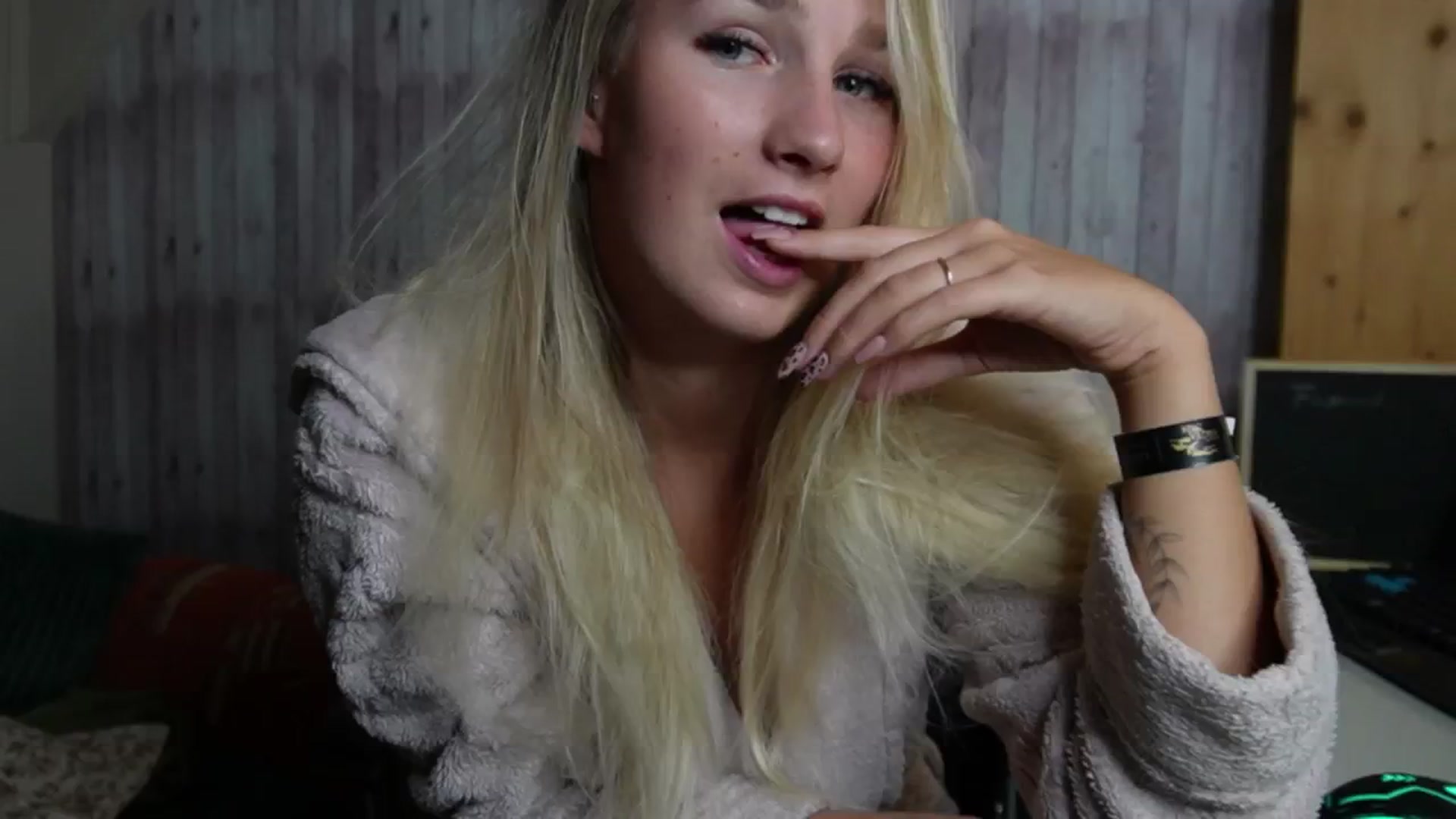 Gallery image thumbnail from realmiagold's myfreecams stream on, 10/07/2024, 04:58 image 1 of 20