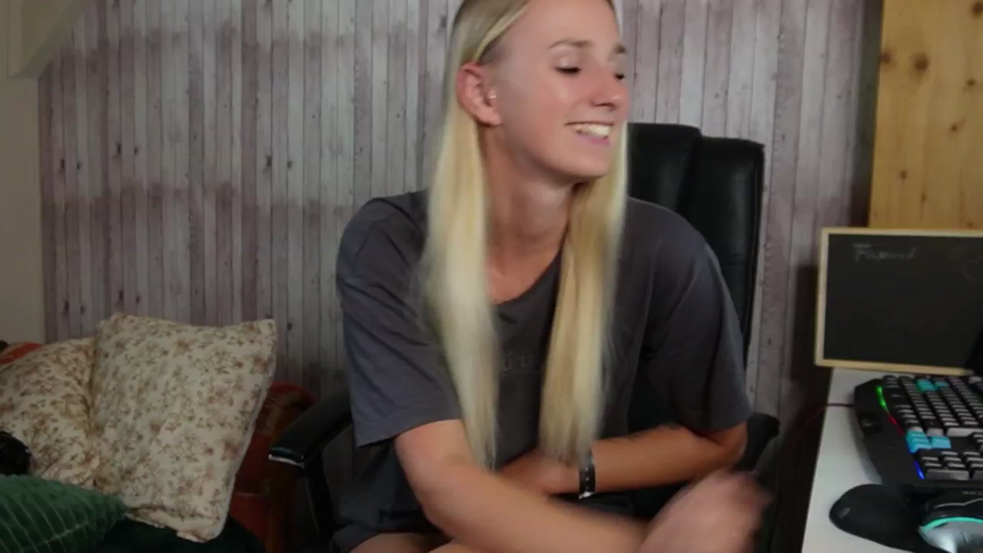 Gallery image thumbnail from realmiagold's myfreecams stream on, 10/09/2024, 12:03 image 12 of 20