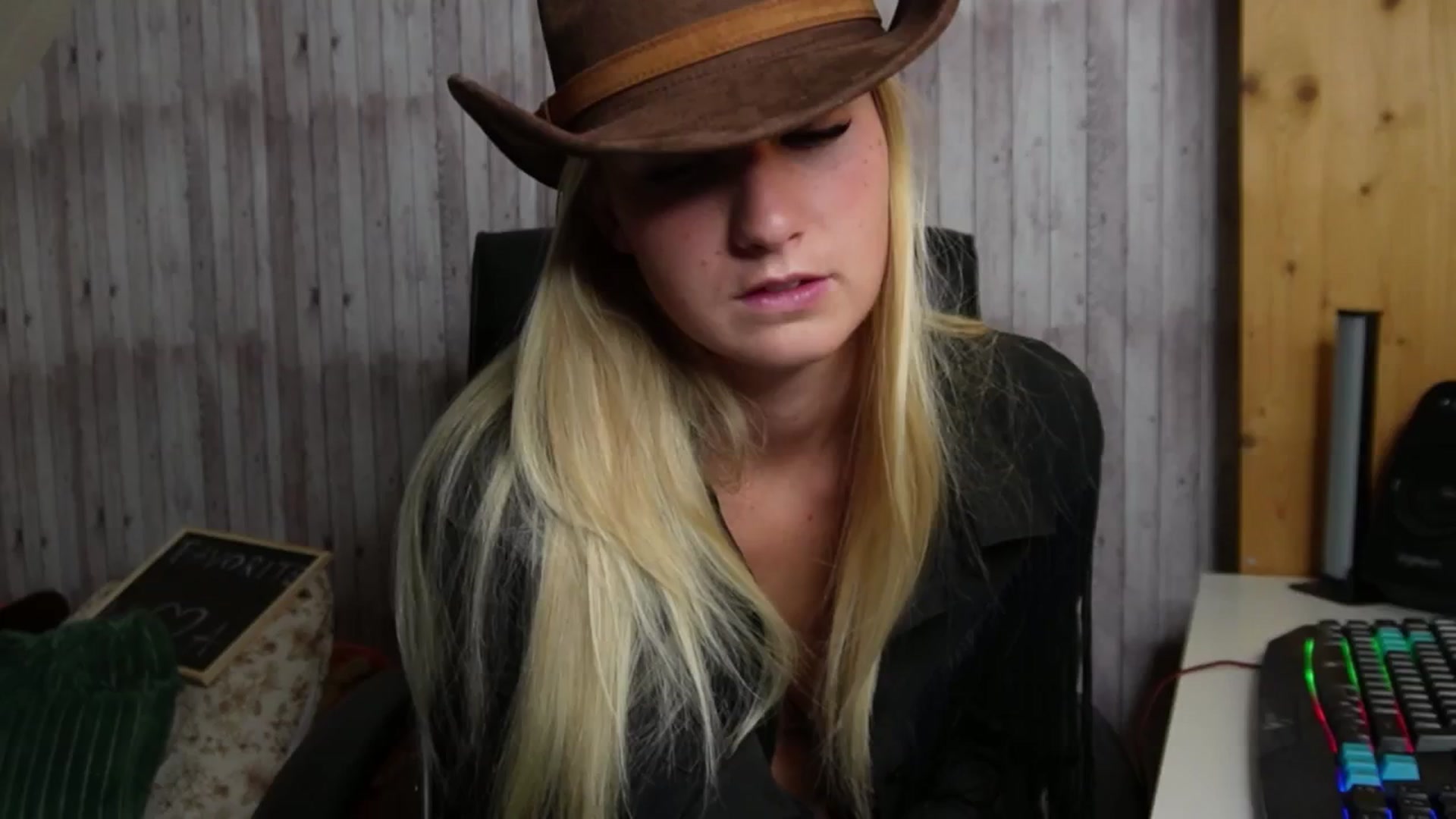 Gallery image thumbnail from realmiagold's myfreecams stream on, 10/13/2024, 04:54 image 8 of 20