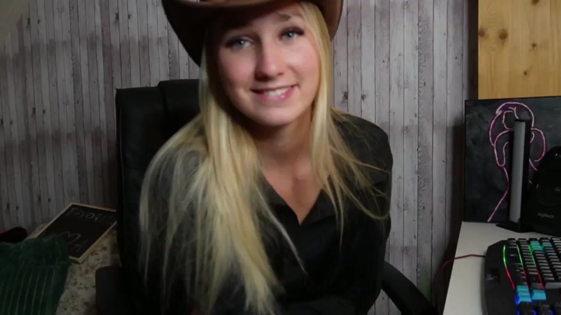Gallery image thumbnail from realmiagold's myfreecams stream on, 10/13/2024, 04:54 image 5 of 20