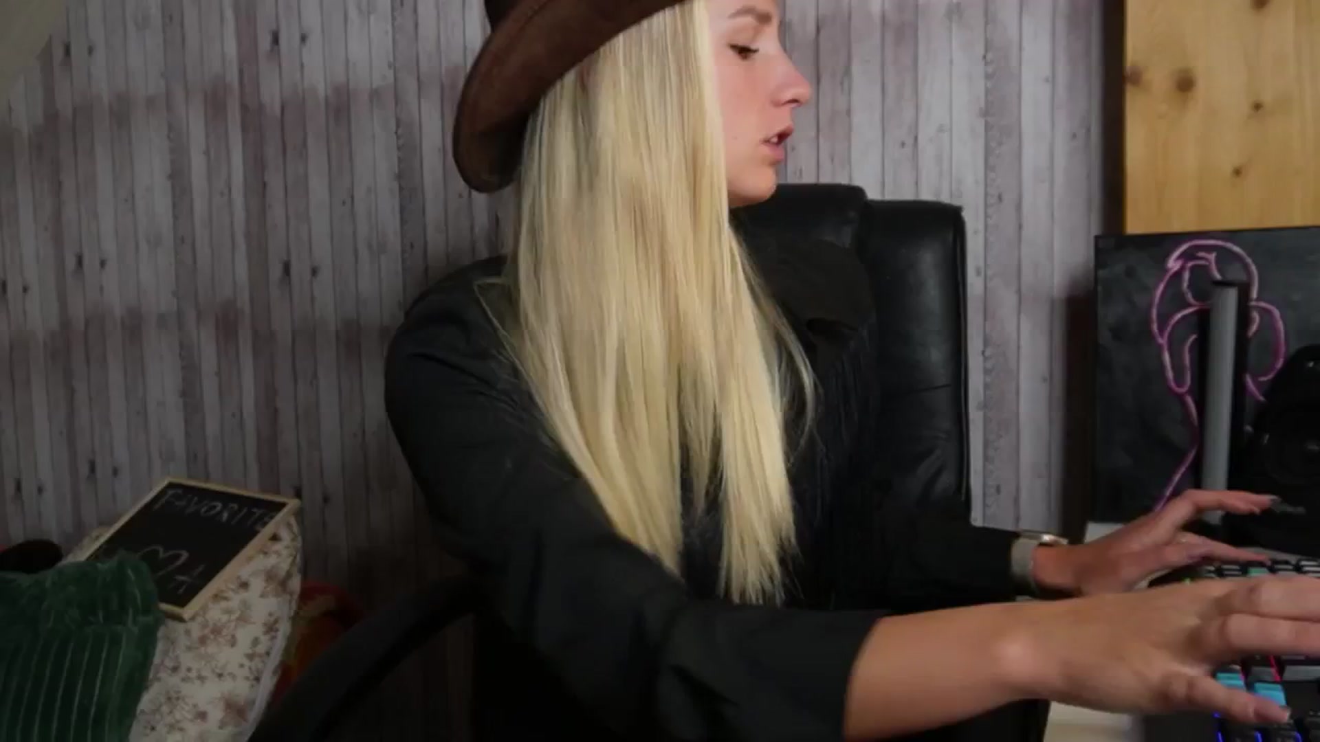Gallery image thumbnail from realmiagold's myfreecams stream on, 10/13/2024, 04:54 image 1 of 20