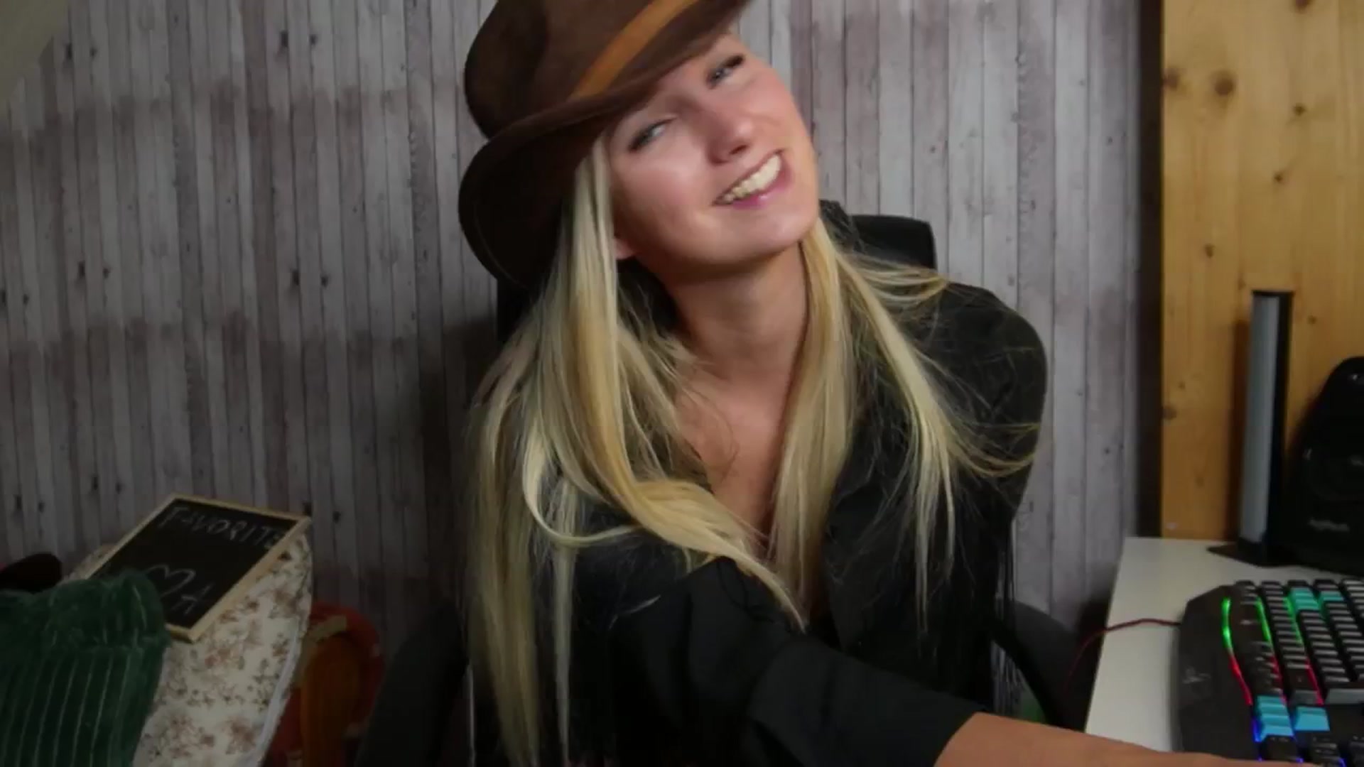 Gallery image thumbnail from realmiagold's myfreecams stream on, 10/13/2024, 04:54 image 10 of 20