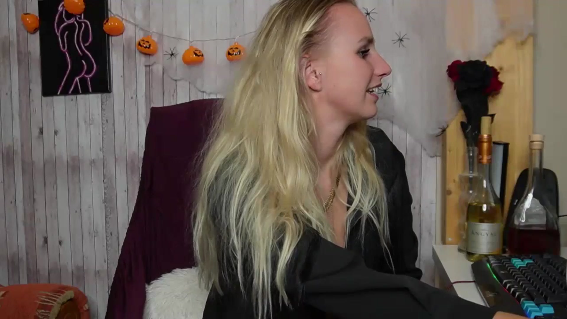 Gallery image thumbnail from realmiagold's myfreecams stream on, 11/05/2024, 16:54 image 3 of 20