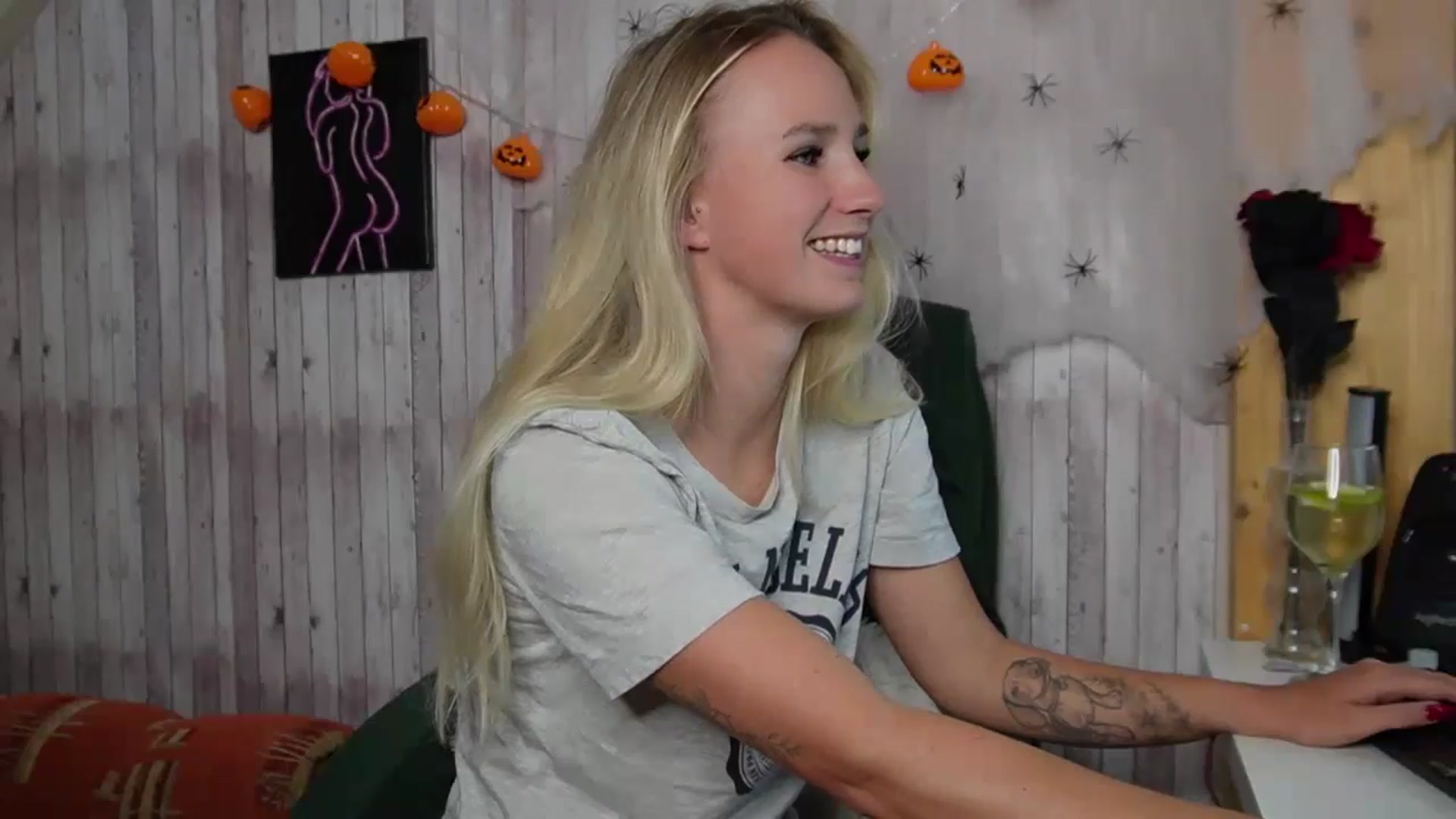 Gallery image thumbnail from realmiagold's myfreecams stream on, 11/09/2024, 15:17 image 5 of 20