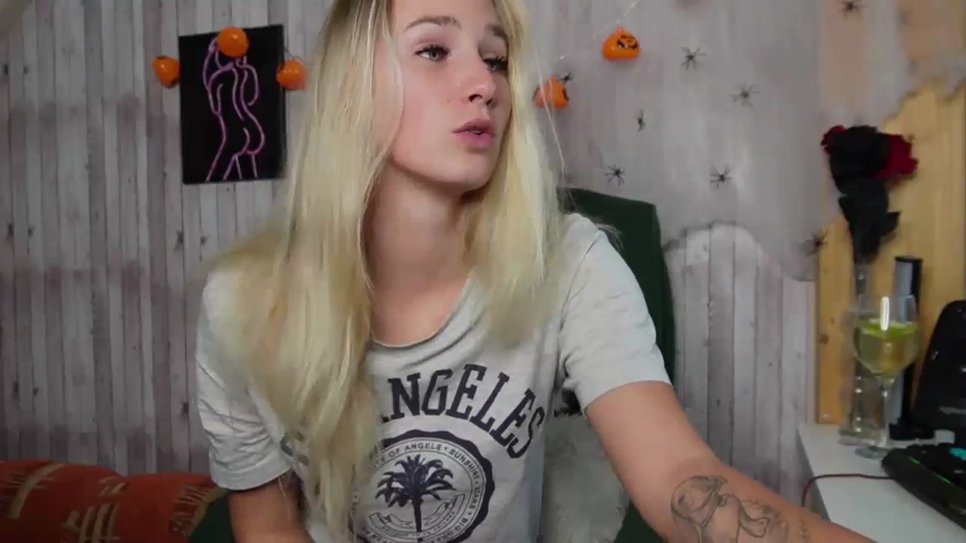 Gallery image thumbnail from realmiagold's myfreecams stream on, 11/09/2024, 15:17 image 2 of 20