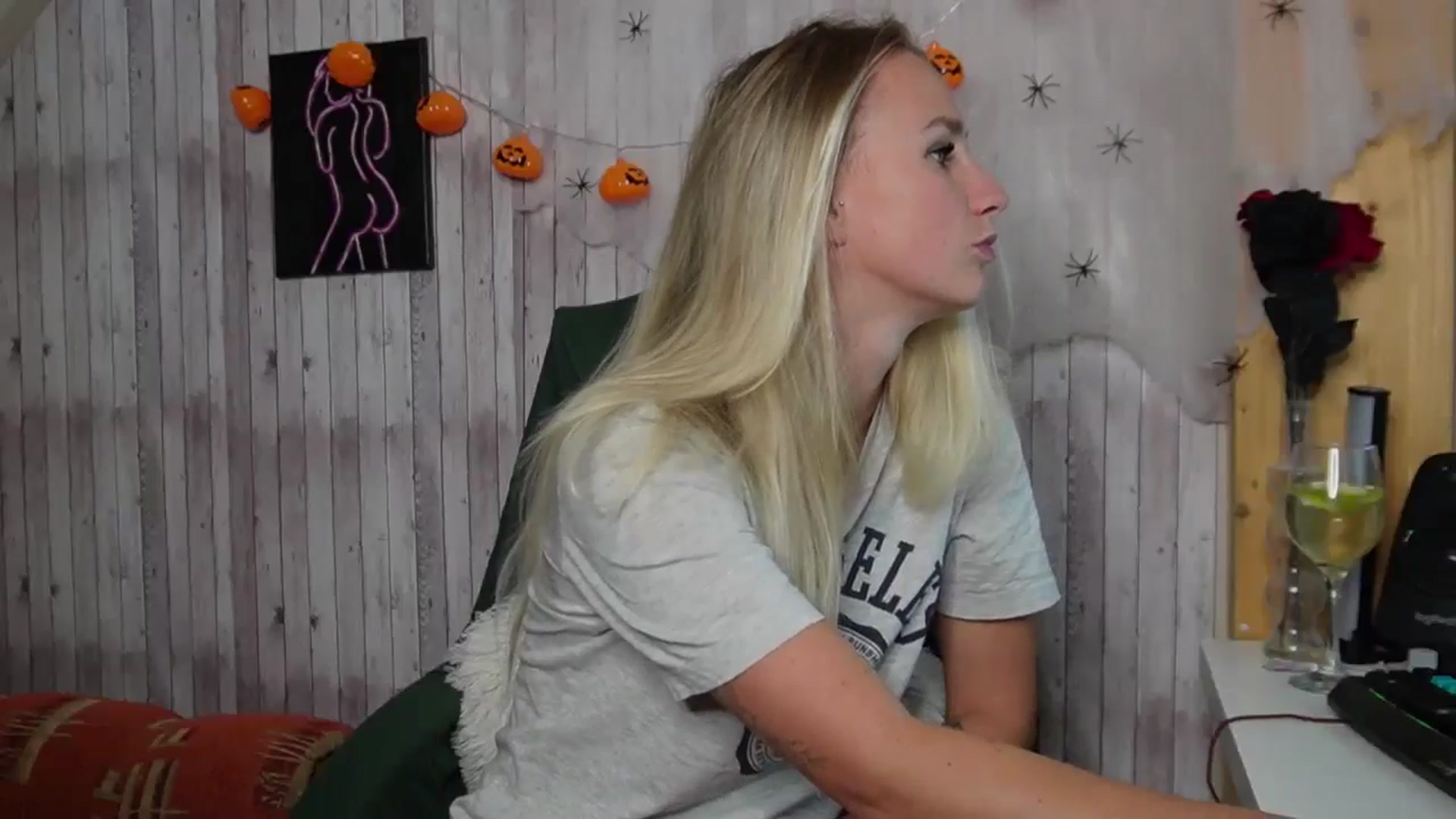 Gallery image thumbnail from realmiagold's myfreecams stream on, 11/09/2024, 15:17 image 3 of 20
