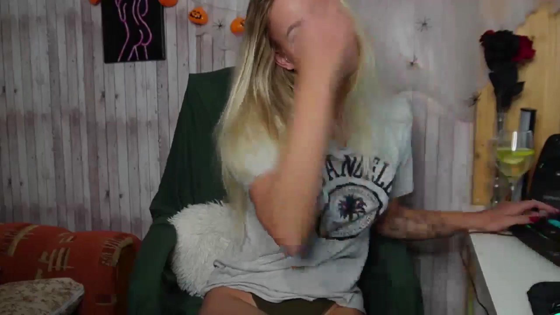 Gallery image thumbnail from realmiagold's myfreecams stream on, 11/09/2024, 15:17 image 14 of 20