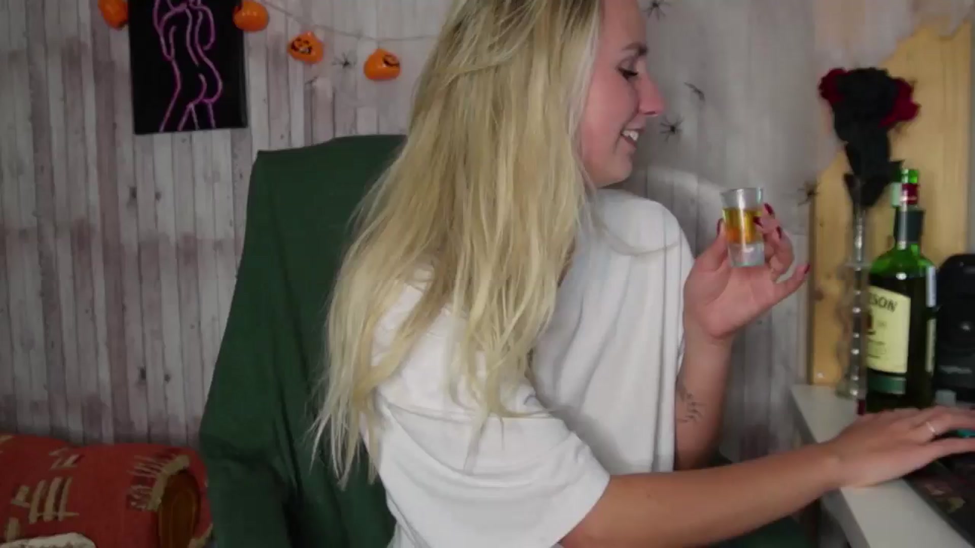 Gallery image thumbnail from realmiagold's myfreecams stream on, 11/11/2024, 17:46 image 16 of 20