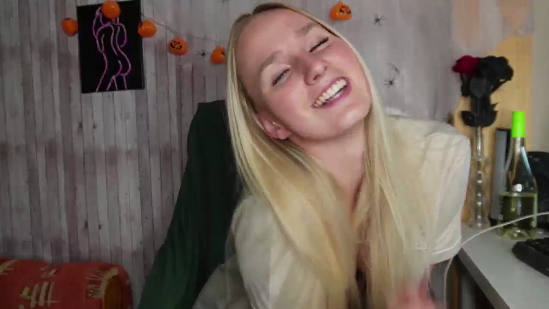 Gallery image thumbnail from realmiagold's myfreecams stream on, 11/13/2024, 19:19 image 7 of 20