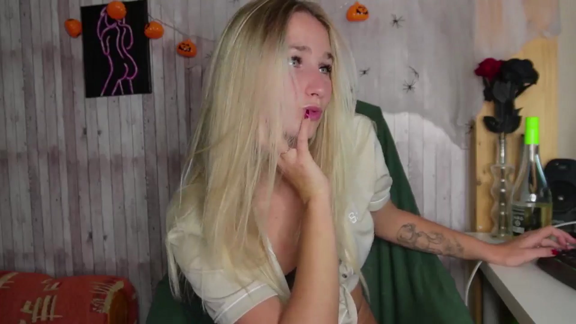 Gallery image thumbnail from realmiagold's myfreecams stream on, 11/13/2024, 19:19 image 3 of 20