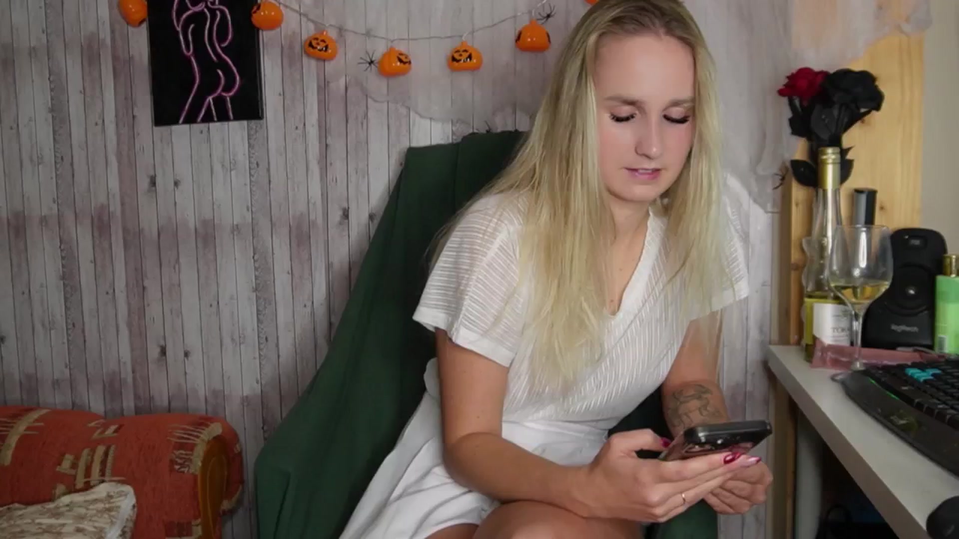 Gallery image thumbnail from realmiagold's myfreecams stream on, 11/20/2024, 19:26 image 17 of 20