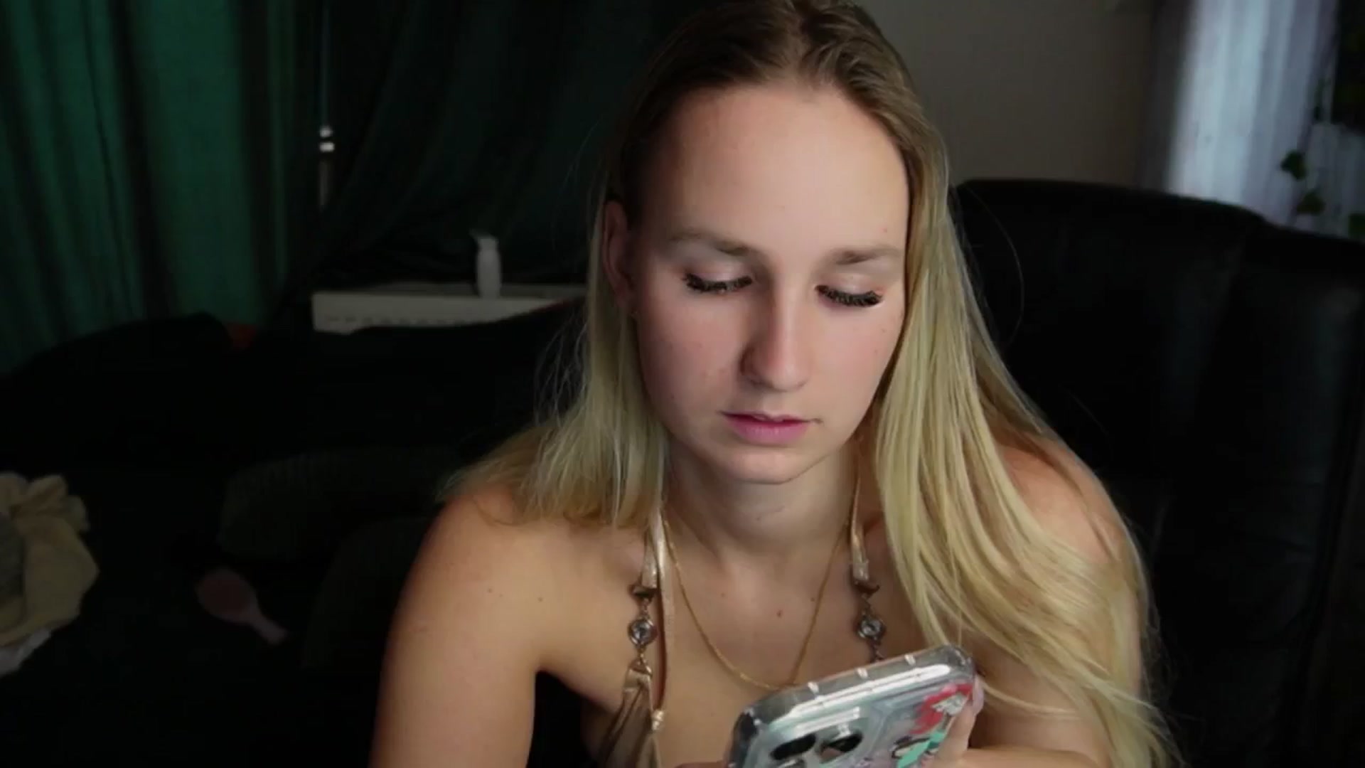 Gallery image thumbnail from realmiagold's myfreecams stream on, 02/09/2025, 09:55 image 13 of 20
