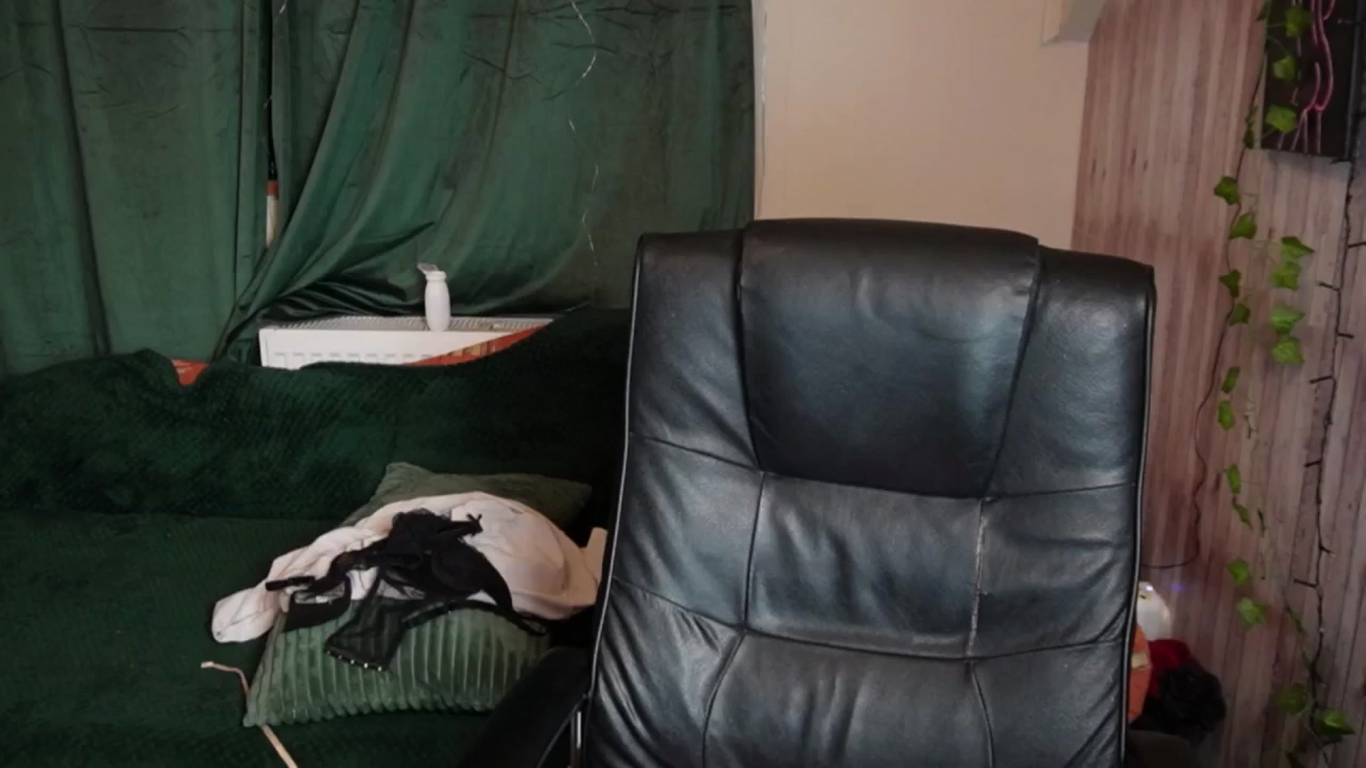 Gallery image thumbnail from realmiagold's myfreecams stream on, 02/10/2025, 06:22 image 8 of 20
