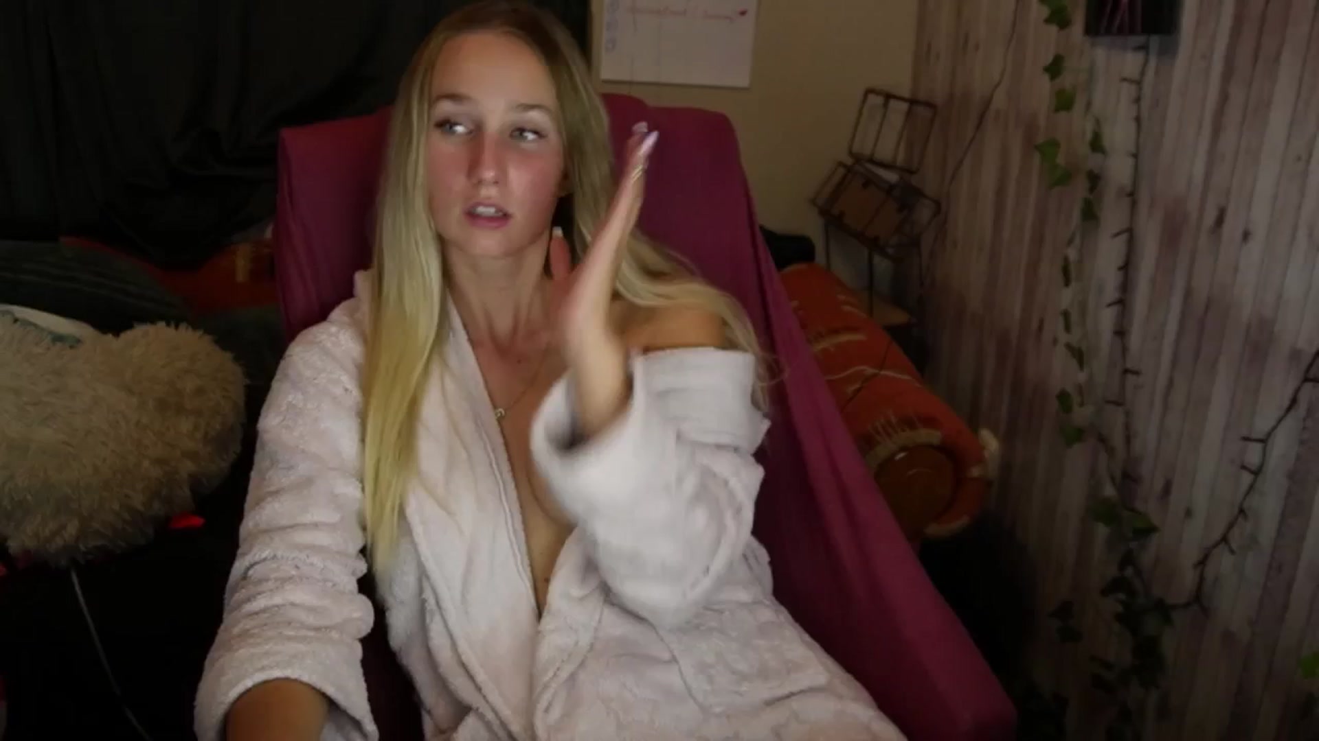 Gallery image thumbnail from realmiagold's myfreecams stream on, 08/05/2025, 21:28 image 1 of 20