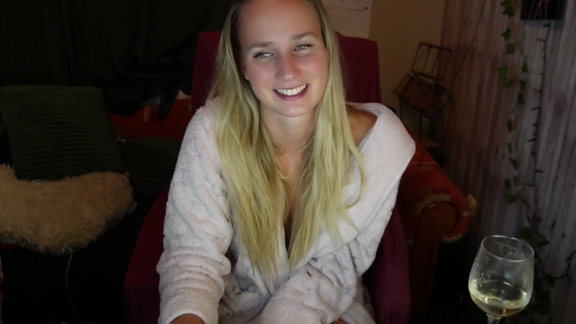 Gallery image thumbnail from realmiagold's myfreecams stream on, 08/06/2025, 19:52 image 3 of 20