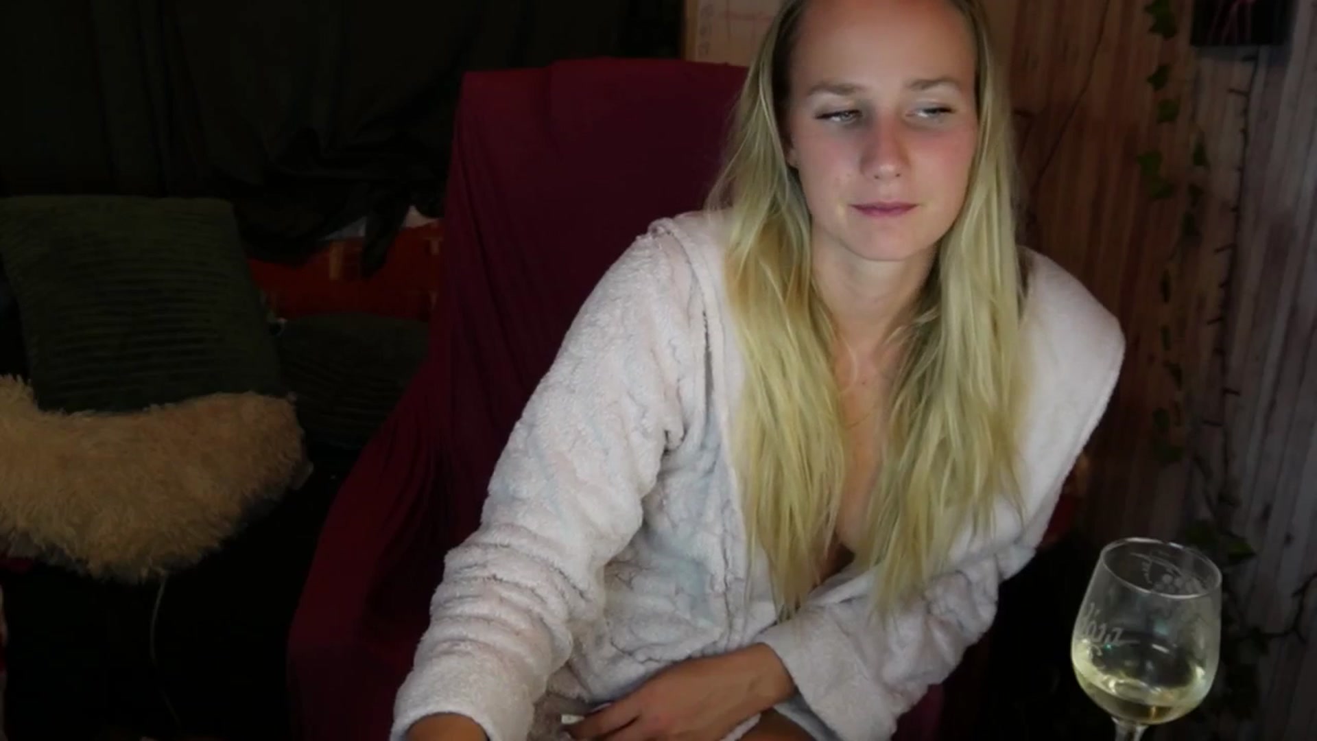 Gallery image thumbnail from realmiagold's myfreecams stream on, 08/06/2025, 19:52 image 2 of 20