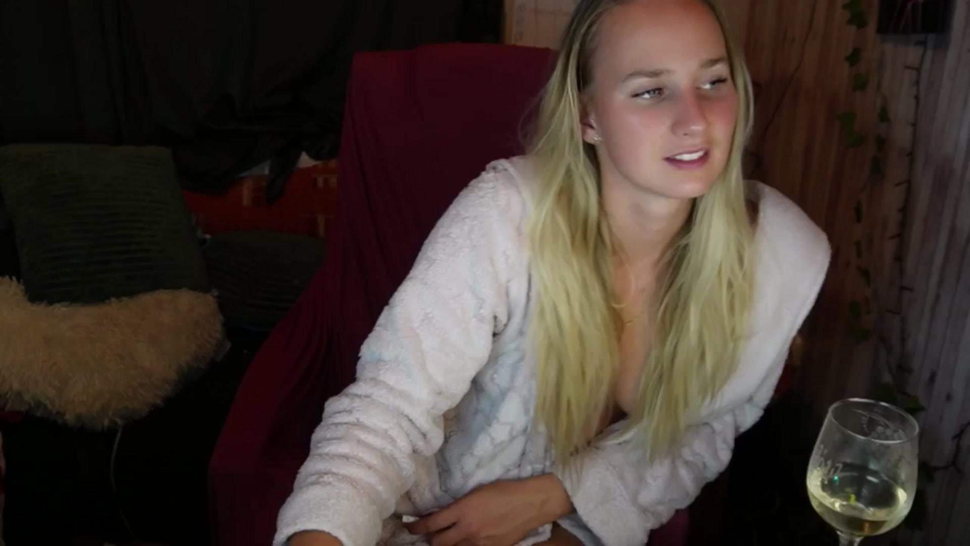 Gallery image thumbnail from realmiagold's myfreecams stream on, 08/06/2025, 19:52 image 1 of 20