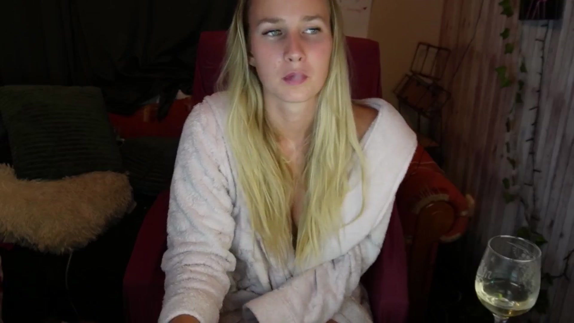 Gallery image thumbnail from realmiagold's myfreecams stream on, 08/06/2025, 19:52 image 4 of 20