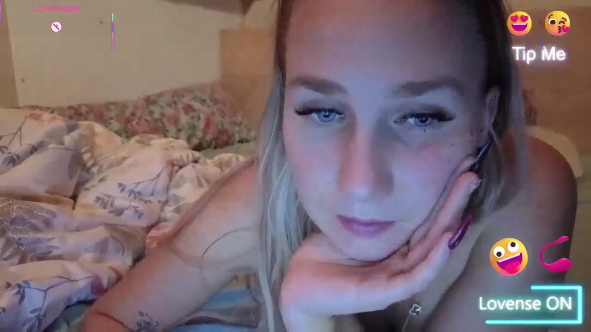 Gallery image thumbnail from realmiagold's myfreecams stream on, 11/10/2025, 21:00 image 14 of 20