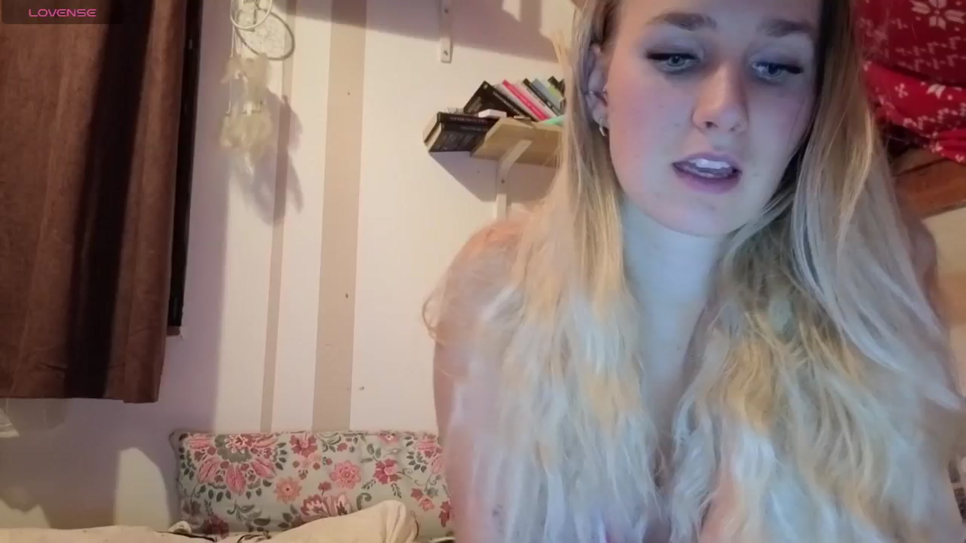 Gallery image thumbnail from realmiagold's myfreecams stream on, 12/19/2025, 23:03 image 1 of 20