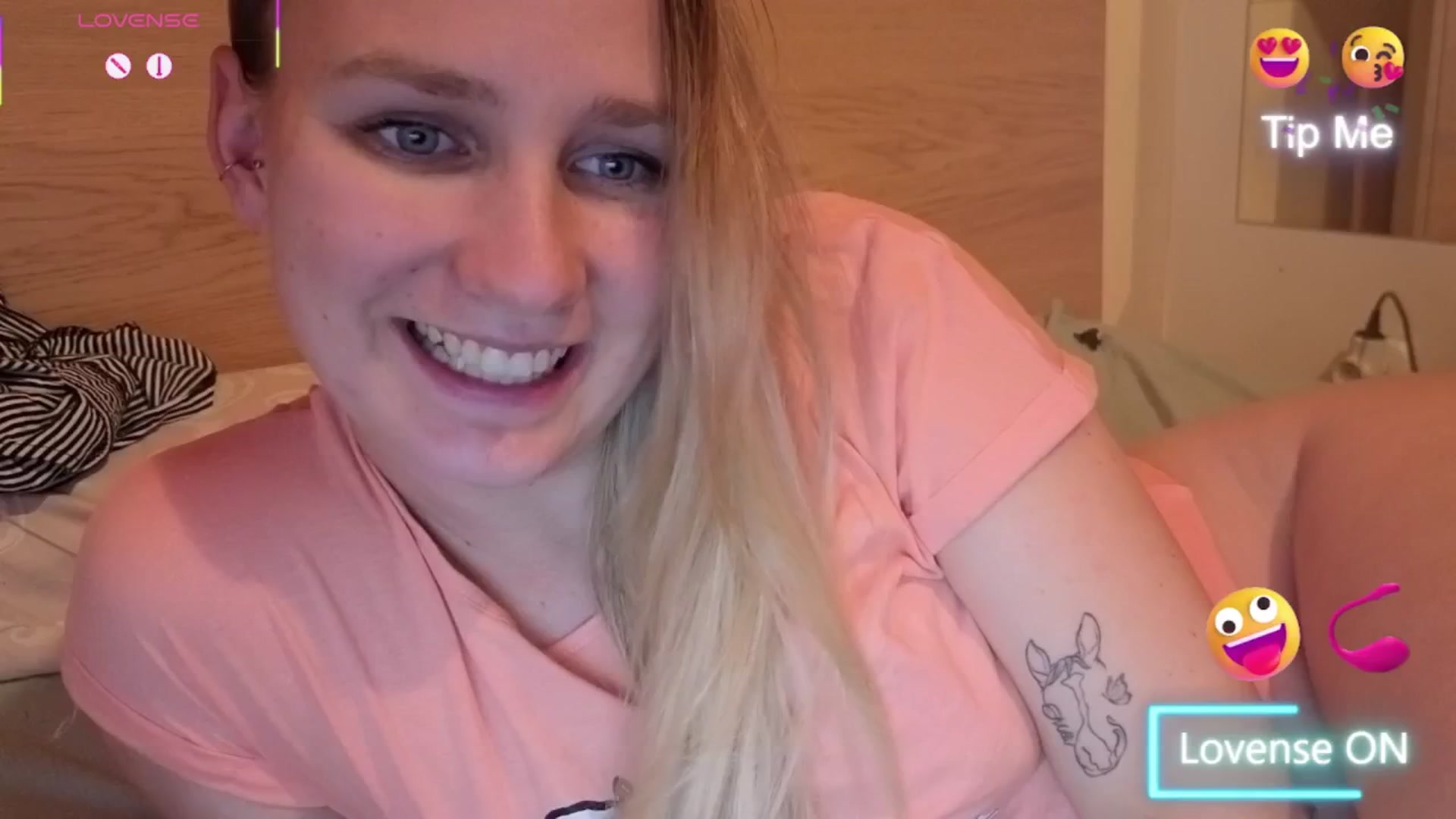 Gallery image thumbnail from realmiagold's myfreecams stream on, 04/13/2026, 19:16 image 19 of 20
