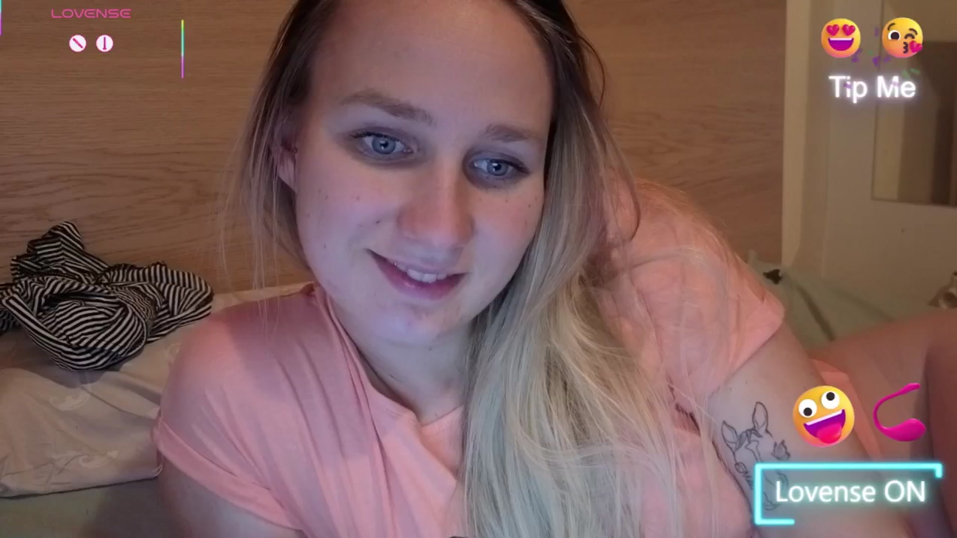 Gallery image thumbnail from realmiagold's myfreecams stream on, 04/13/2026, 19:16 image 17 of 20