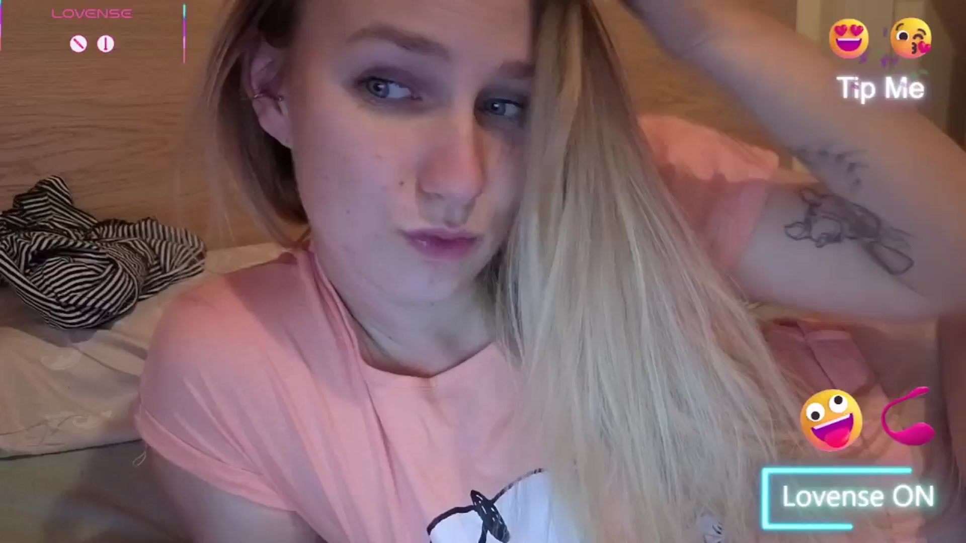 Gallery image thumbnail from realmiagold's myfreecams stream on, 04/13/2026, 19:16 image 18 of 20