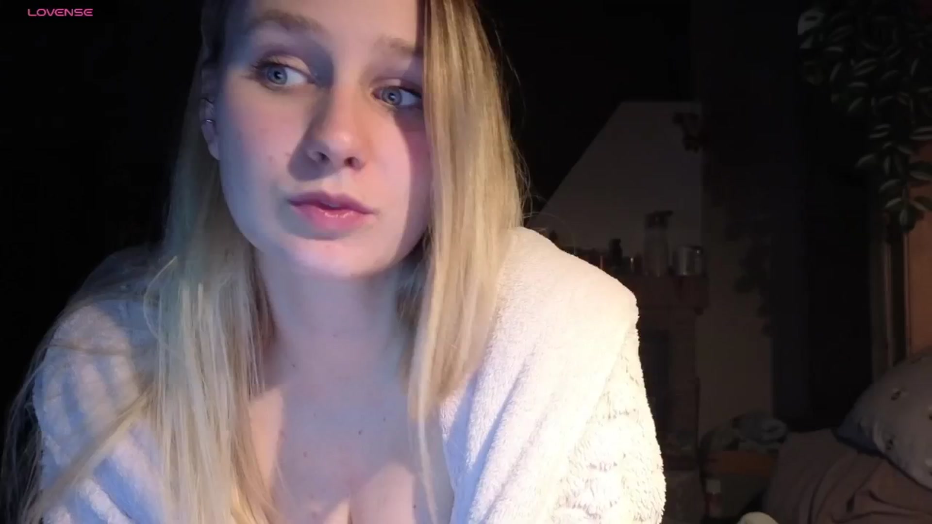 Gallery image thumbnail from realmiagold's myfreecams stream on, 04/29/2026, 20:21 image 11 of 20