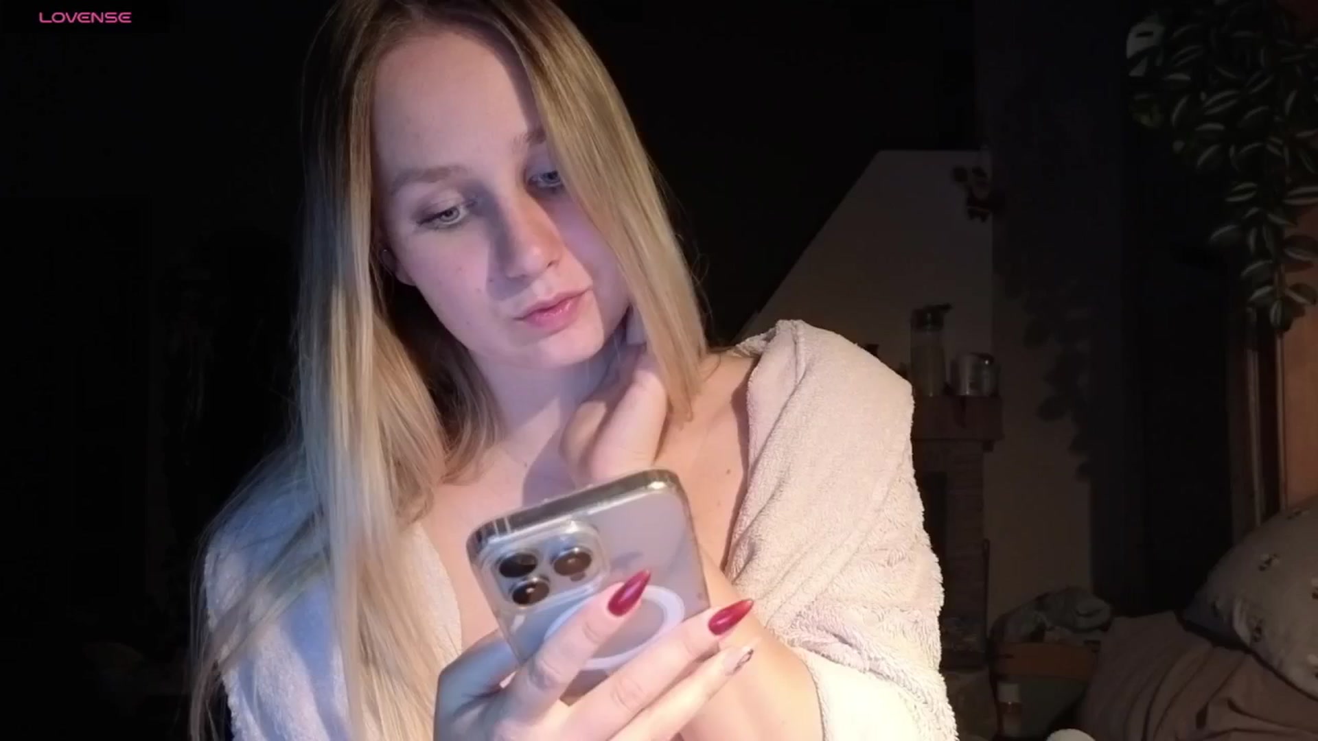 Gallery image thumbnail from realmiagold's myfreecams stream on, 04/29/2026, 20:21 image 10 of 20