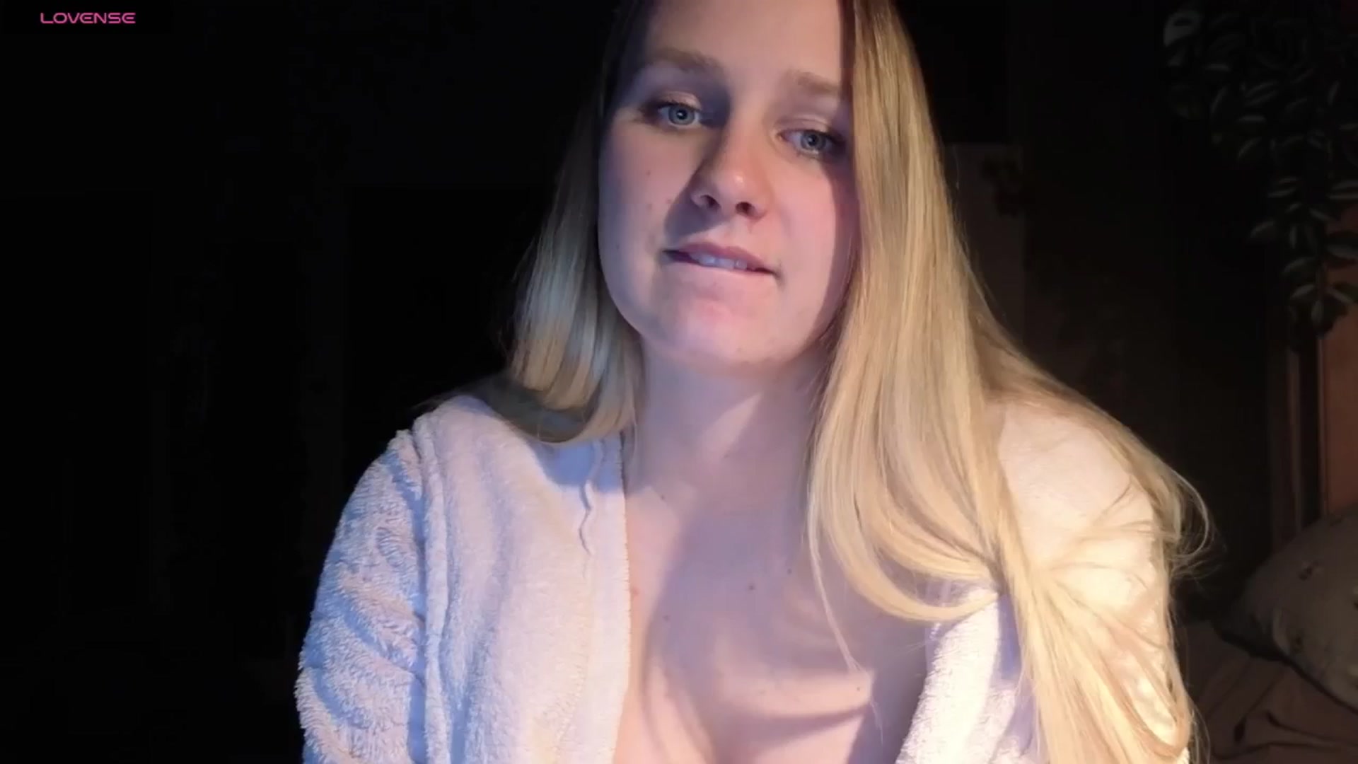 Gallery image thumbnail from realmiagold's myfreecams stream on, 04/29/2026, 20:21 image 3 of 20