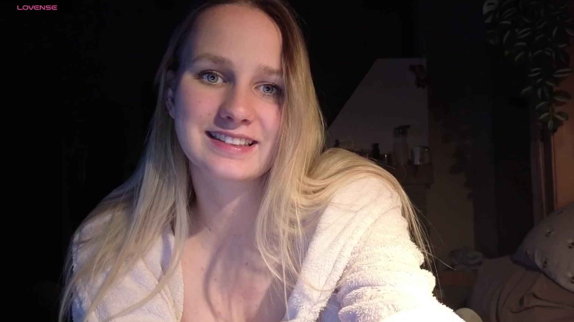 Gallery image thumbnail from realmiagold's myfreecams stream on, 04/29/2026, 20:21 image 13 of 20