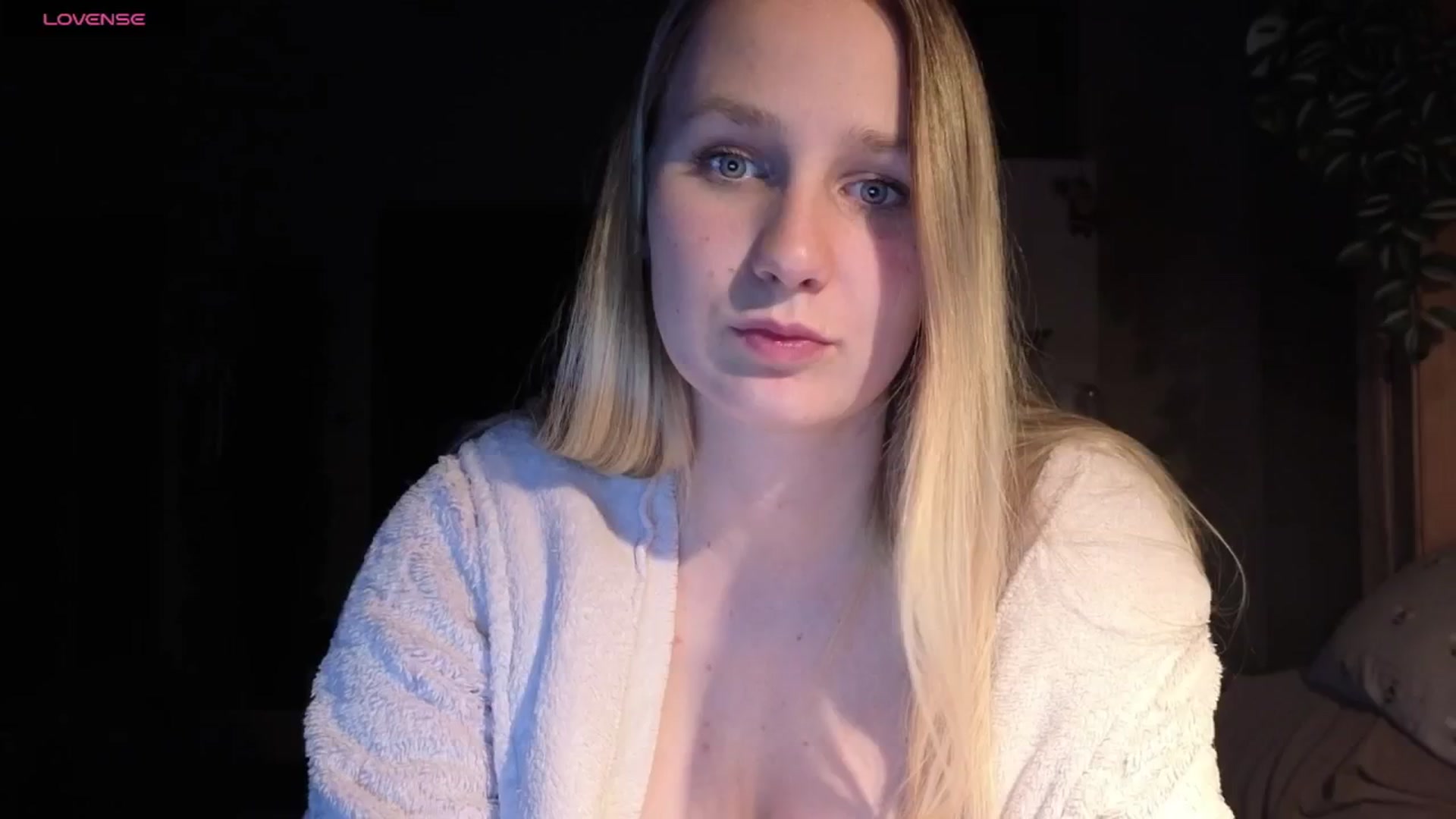 Gallery image thumbnail from realmiagold's myfreecams stream on, 04/29/2026, 20:21 image 4 of 20