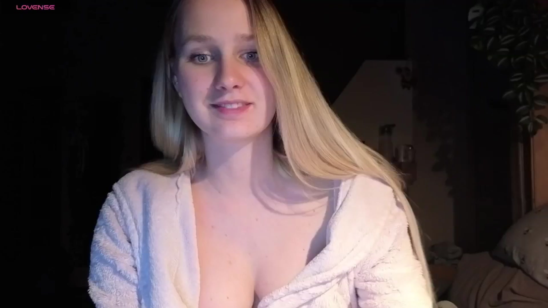 Gallery image thumbnail from realmiagold's myfreecams stream on, 04/29/2026, 20:21 image 1 of 20