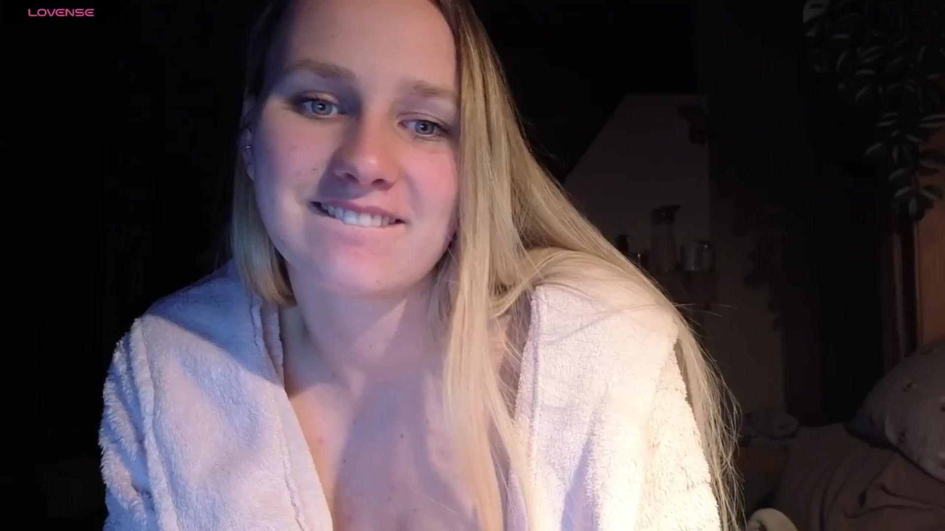 Gallery image thumbnail from realmiagold's myfreecams stream on, 04/29/2026, 20:21 image 20 of 20
