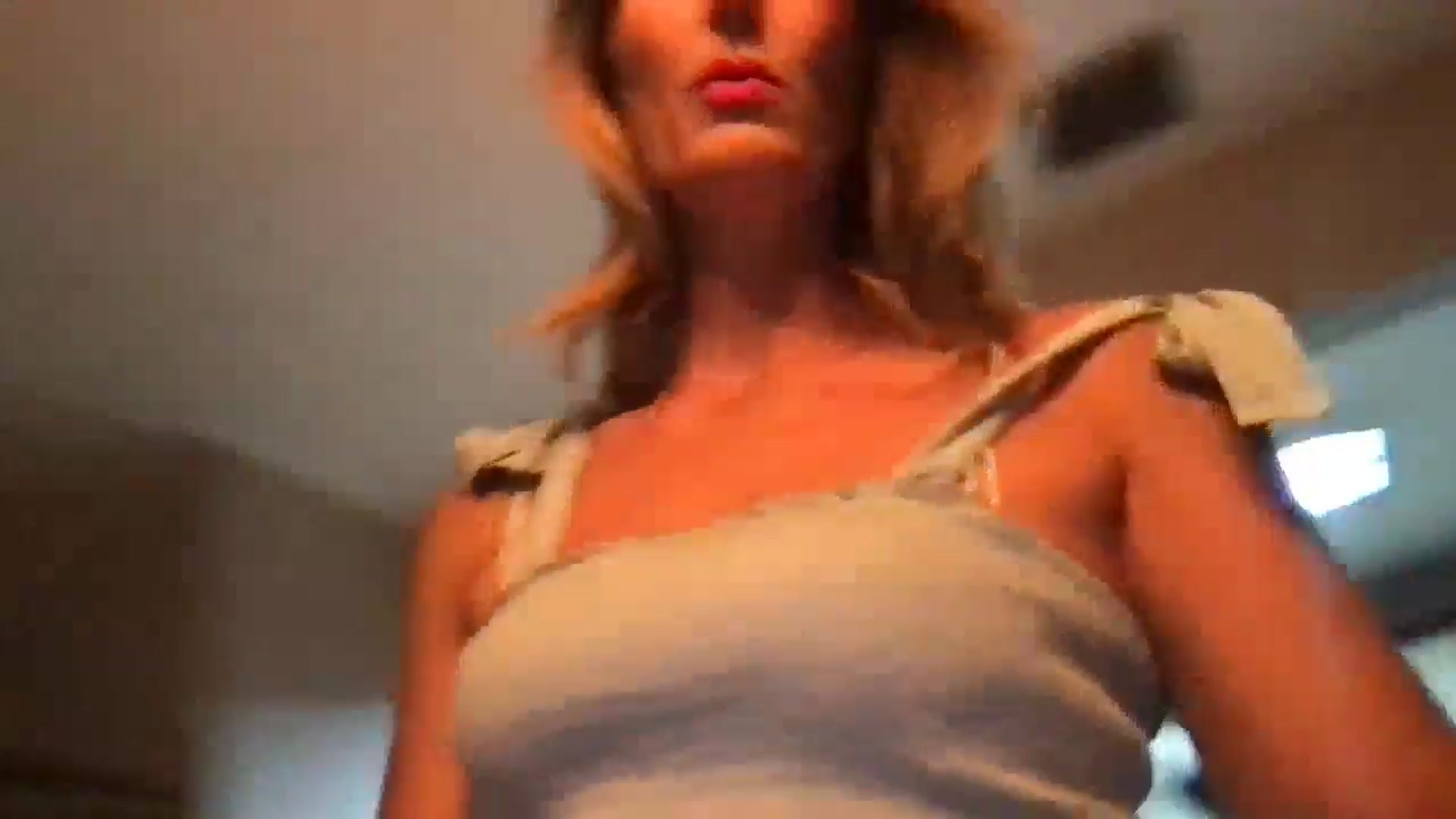 Gallery image thumbnail from redhotbikinis's myfreecams stream on, 08/10/2024, 01:00 image 8 of 20