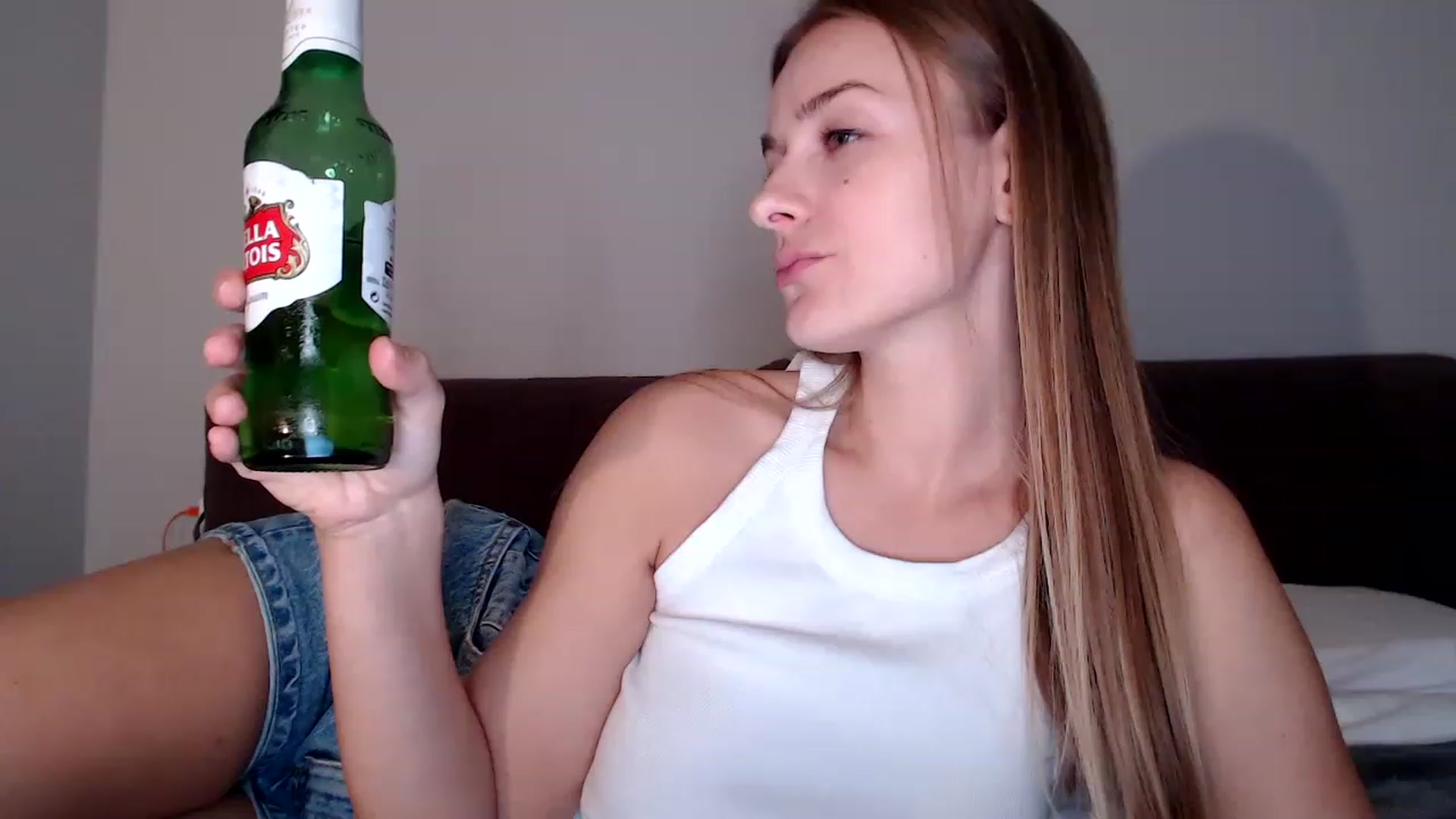 Gallery image thumbnail from regular_girl's myfreecams stream on, 11/19/2022, 21:47 image 17 of 20