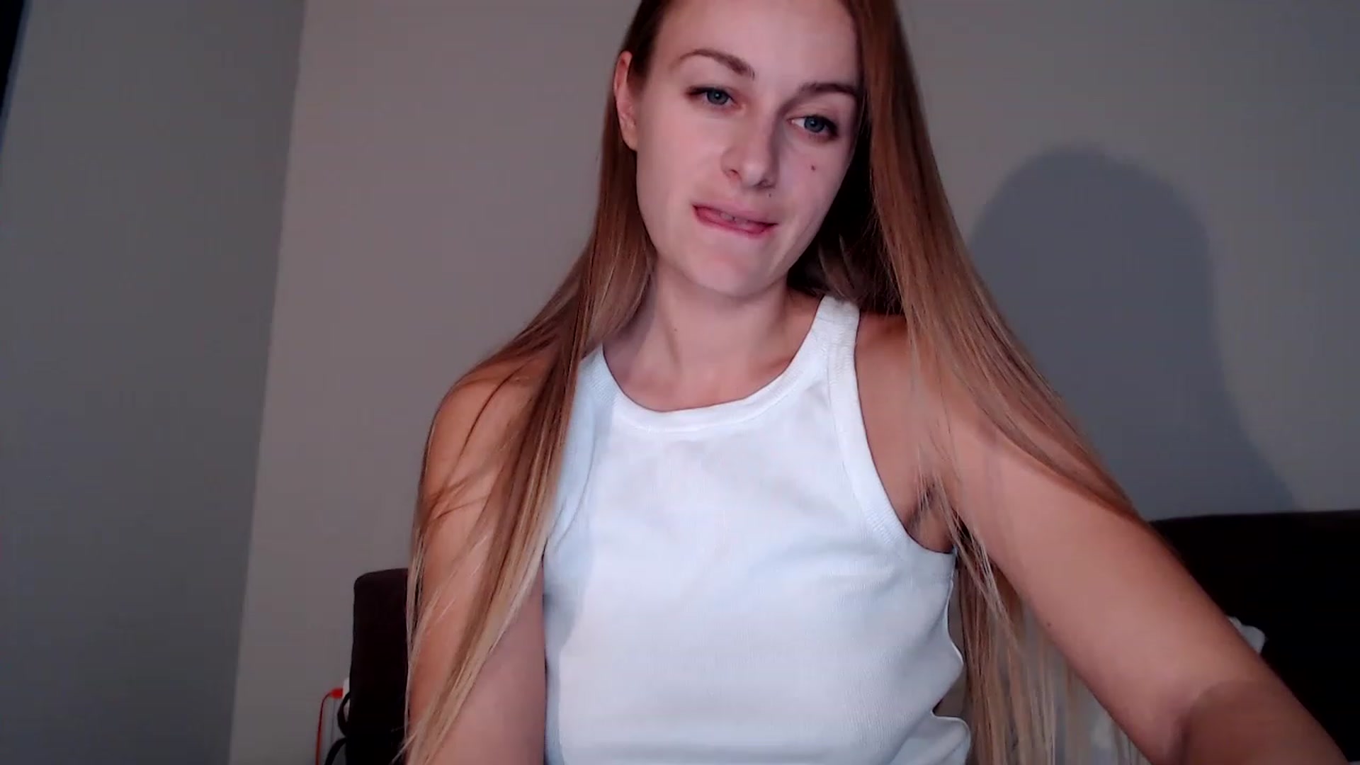 Gallery image thumbnail from regular_girl's myfreecams stream on, 11/19/2022, 21:47 image 4 of 20