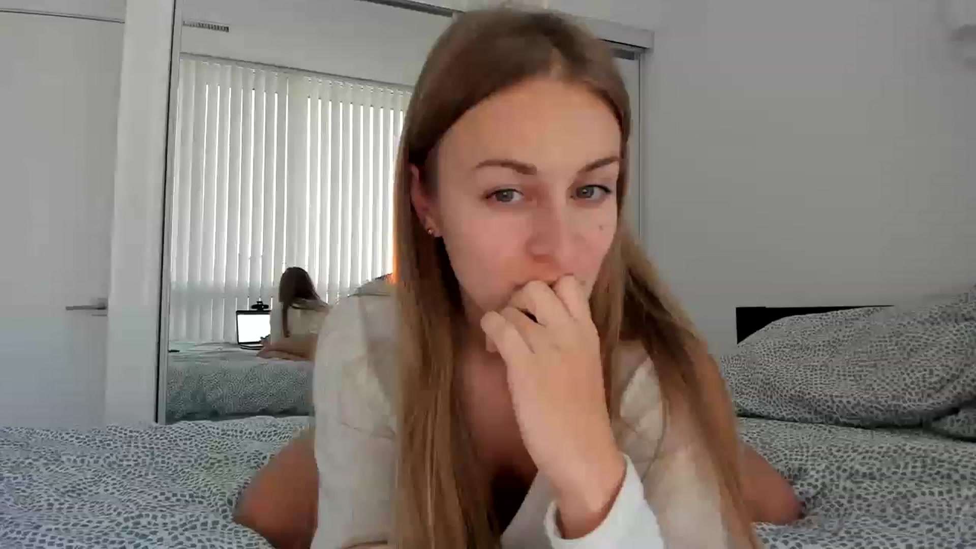 Gallery image thumbnail from regular_girl's myfreecams stream on, 12/08/2022, 21:31 image 6 of 20