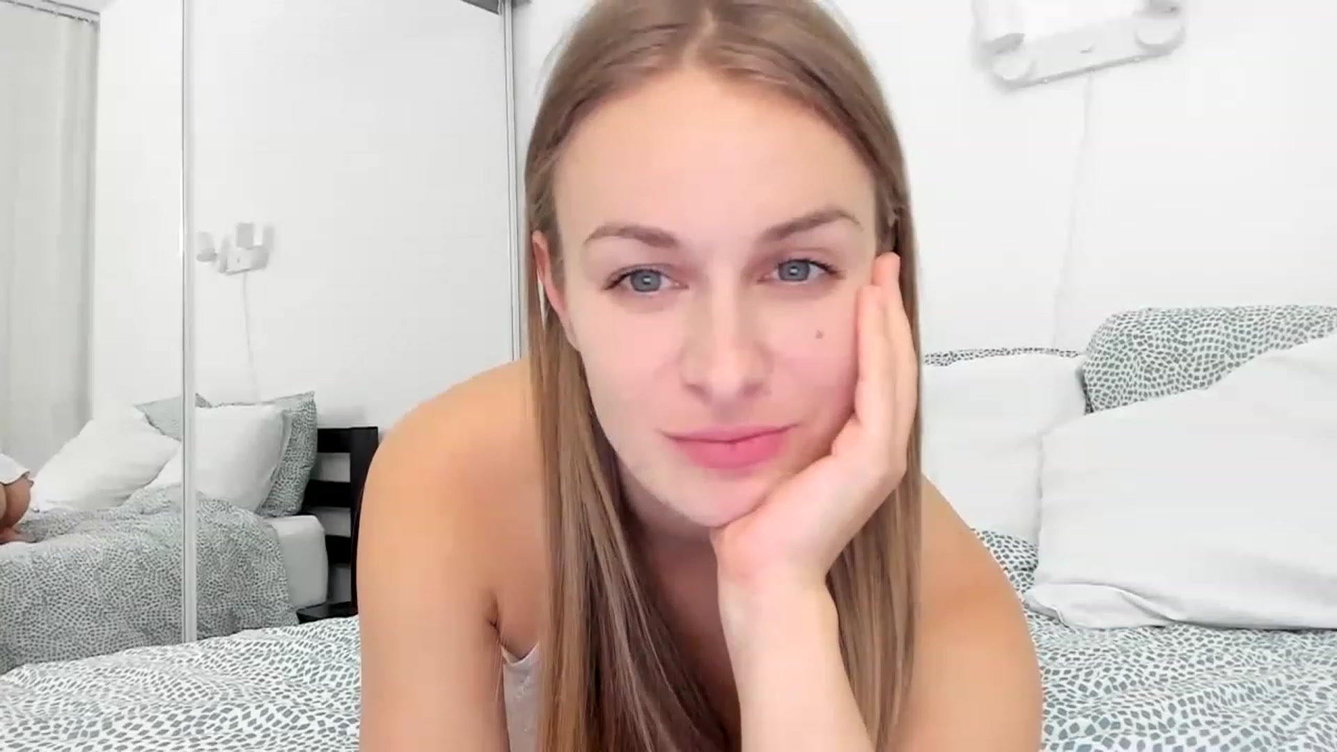 Gallery image thumbnail from regular_girl's myfreecams stream on, 12/15/2022, 19:29 image 4 of 20