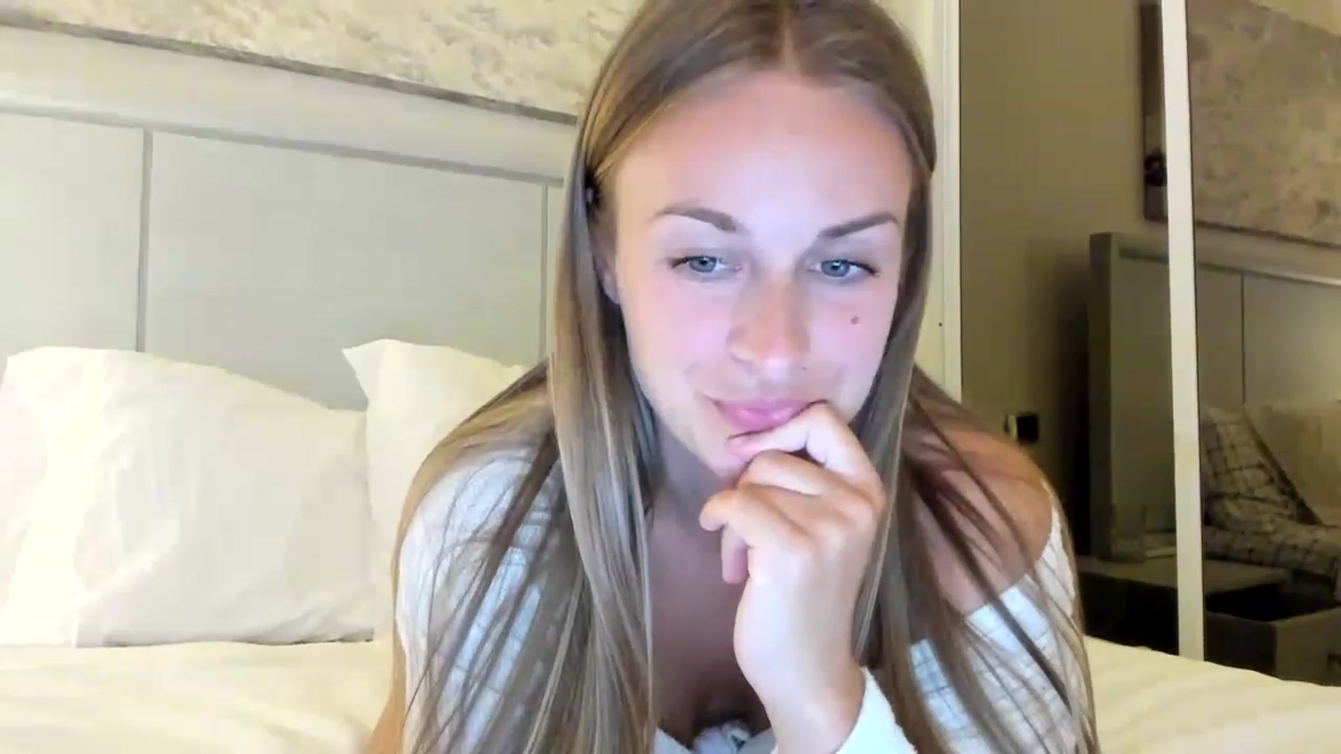 Gallery image thumbnail from regular_girl's myfreecams stream on, 01/29/2023, 24:06 image 9 of 20