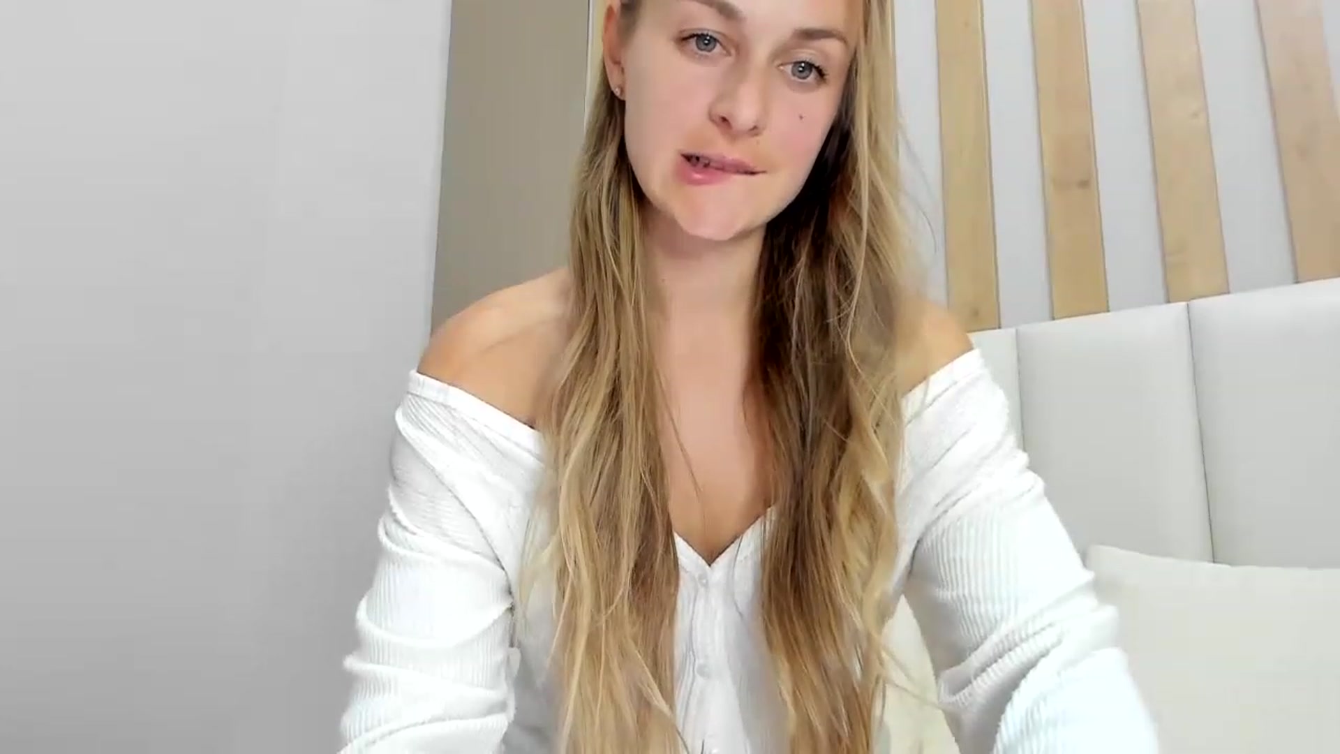 Gallery image thumbnail from regular_girl's myfreecams stream on, 02/14/2023, 16:55 image 14 of 20