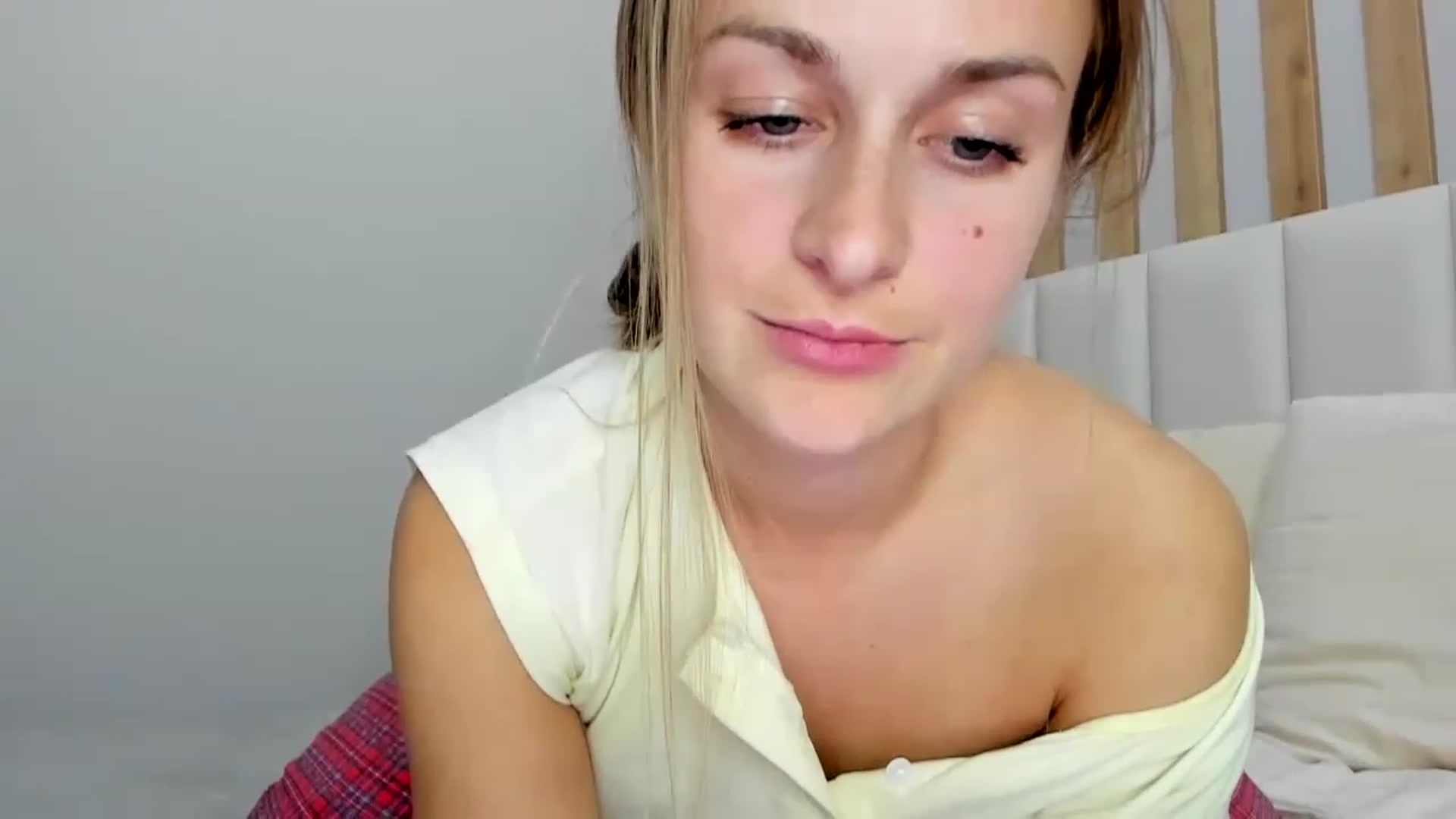 Gallery image thumbnail from regular_girl's myfreecams stream on, 02/18/2023, 17:28 image 18 of 20