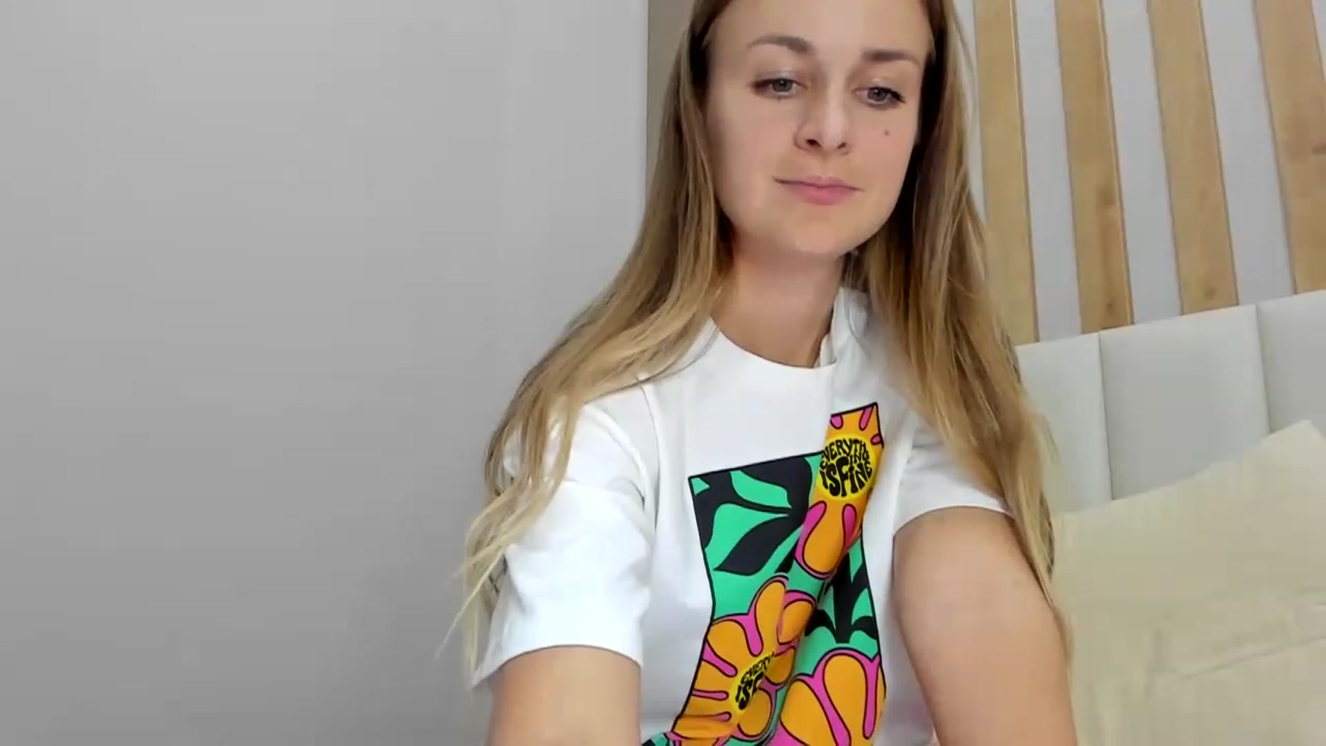 Gallery image thumbnail from regular_girl's myfreecams stream on, 02/19/2023, 18:48 image 5 of 20