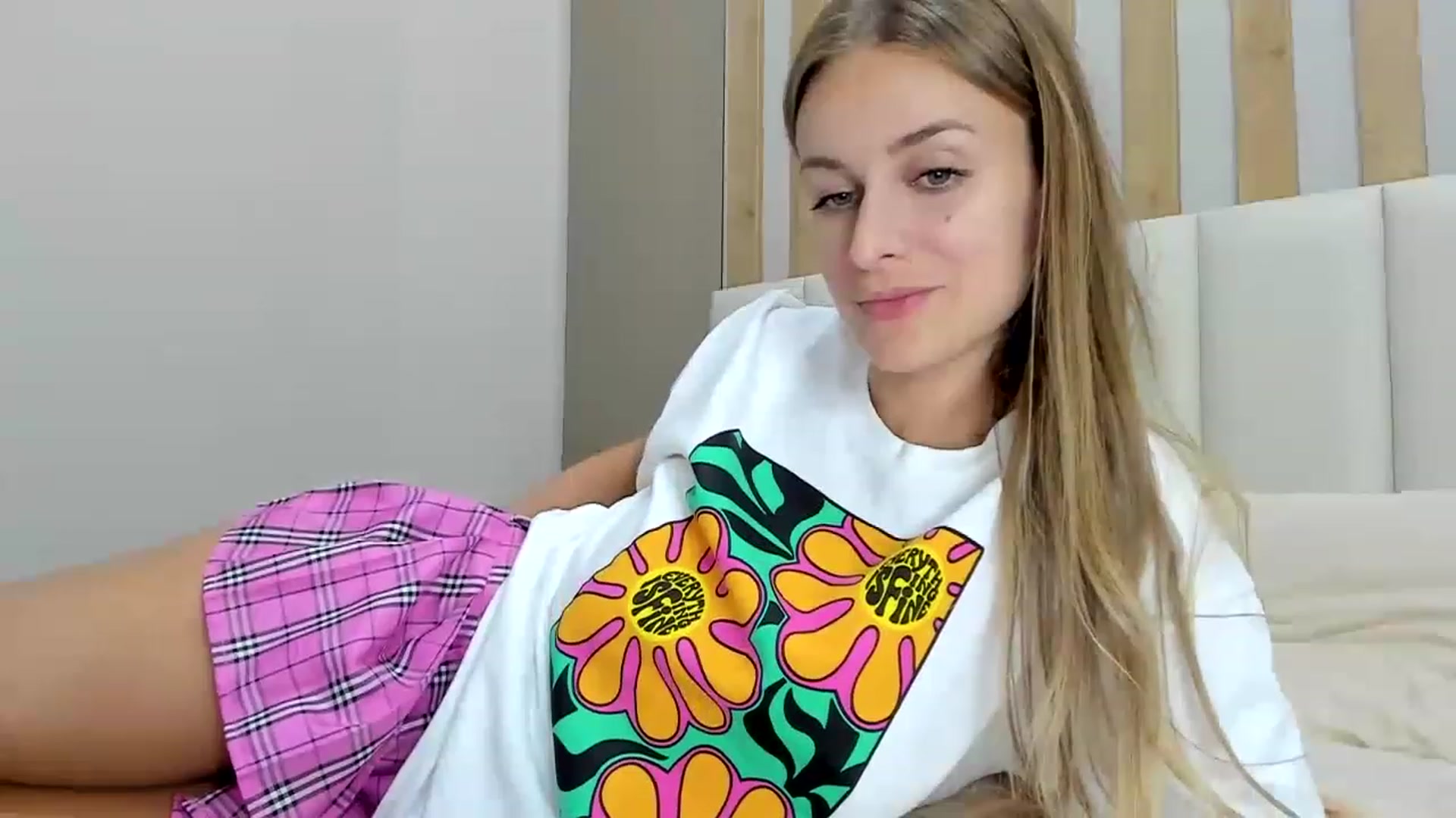 Gallery image thumbnail from regular_girl's myfreecams stream on, 02/19/2023, 18:48 image 13 of 20