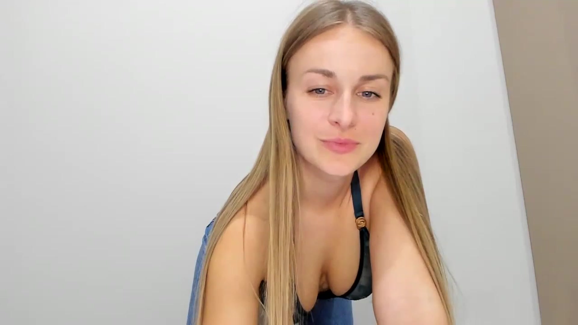 Gallery image thumbnail from regular_girl's myfreecams stream on, 03/14/2023, 18:28 image 10 of 20