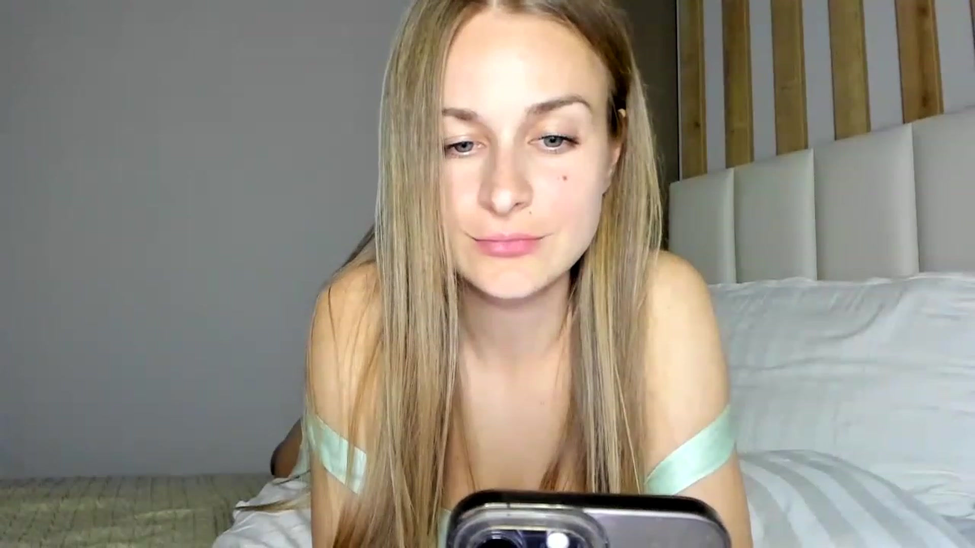 Gallery image thumbnail from regular_girl's myfreecams stream on, 04/18/2023, 18:47 image 16 of 20