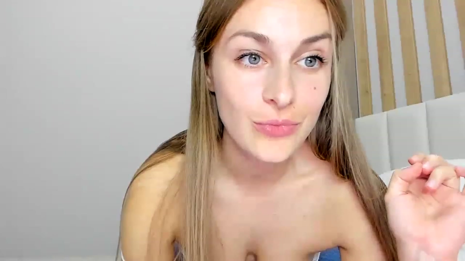 Gallery image thumbnail from regular_girl's myfreecams stream on, 04/22/2023, 17:22 image 7 of 20