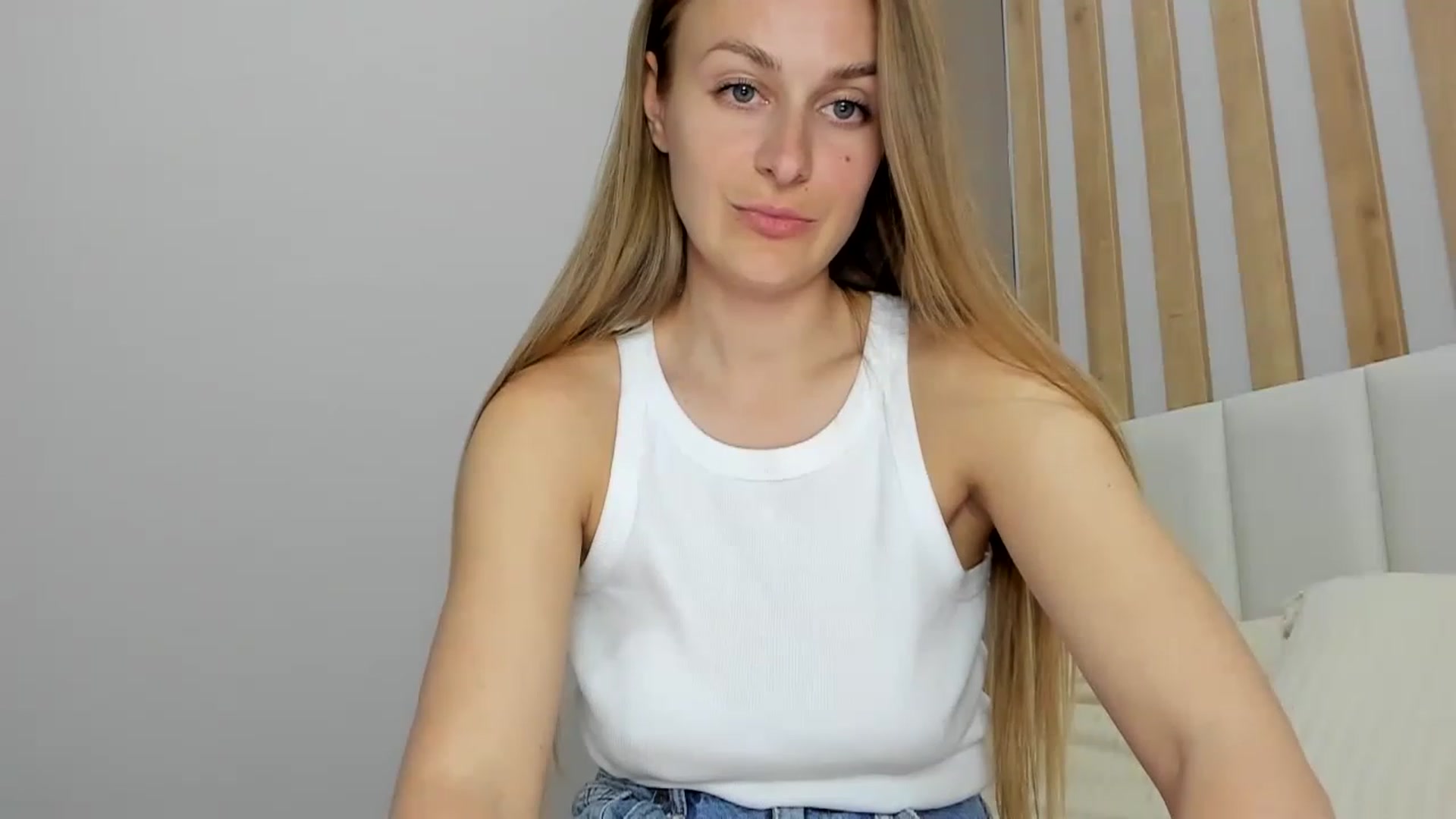 Gallery image thumbnail from regular_girl's myfreecams stream on, 05/18/2023, 17:19 image 17 of 20