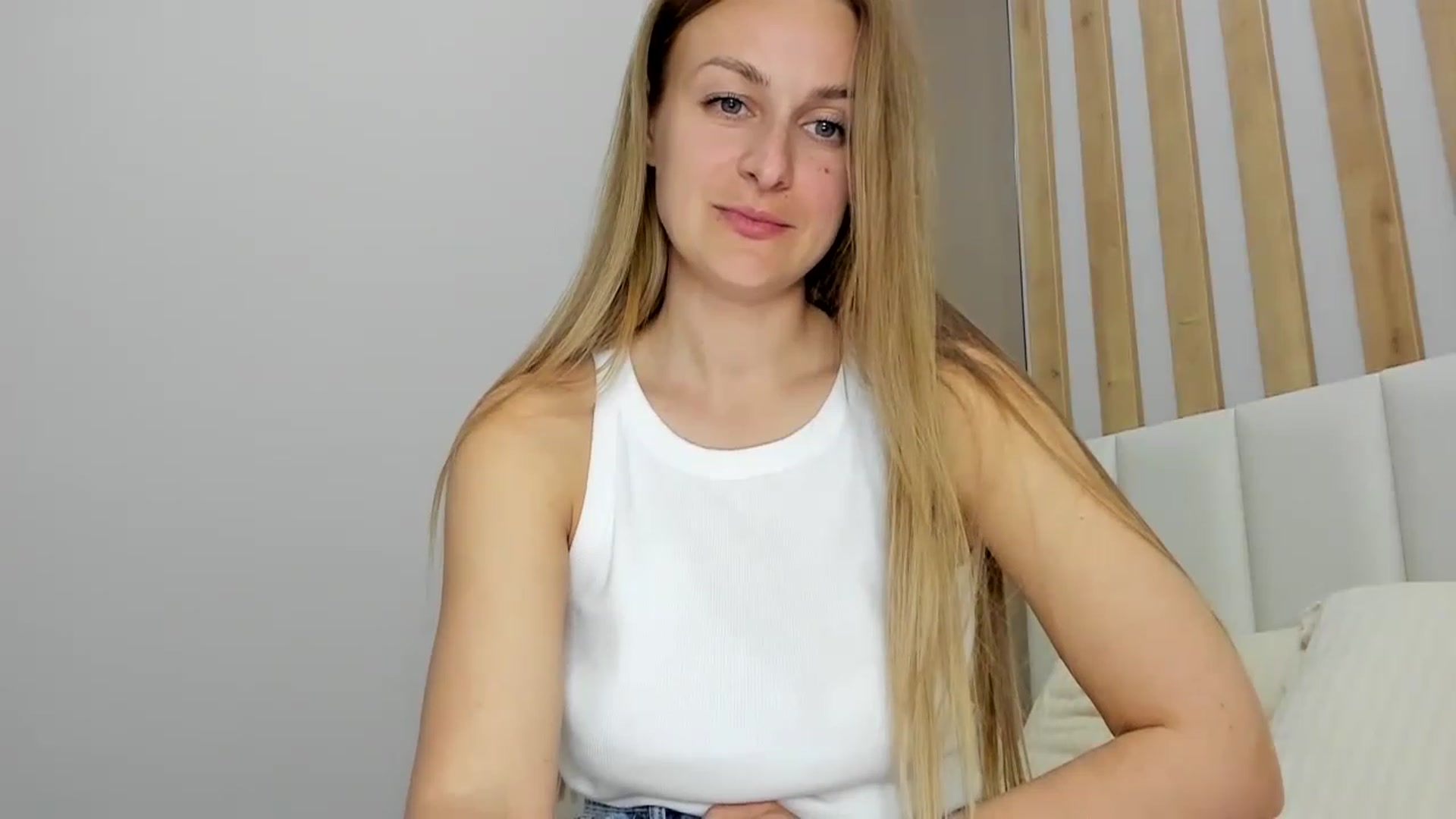 Gallery image thumbnail from regular_girl's myfreecams stream on, 05/18/2023, 17:19 image 18 of 20