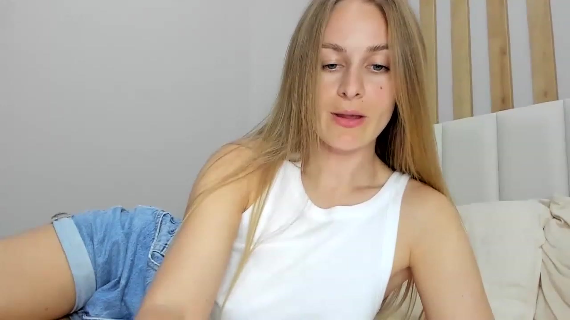 Gallery image thumbnail from regular_girl's myfreecams stream on, 05/18/2023, 17:19 image 2 of 20